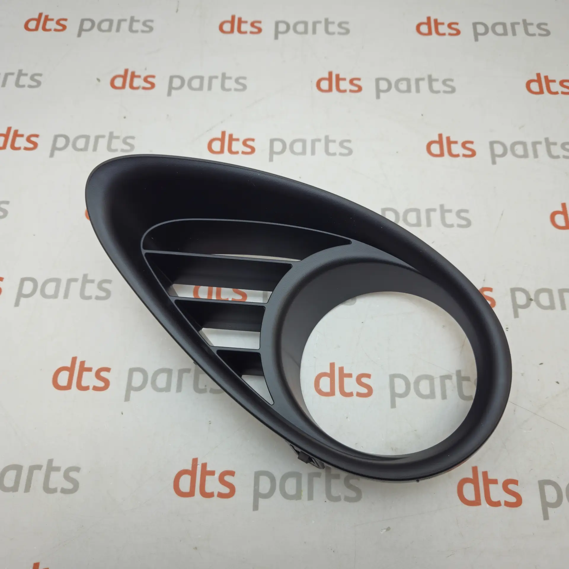 OEM Nissan 622571CA0A – FINISHER-FOG LAMP LH