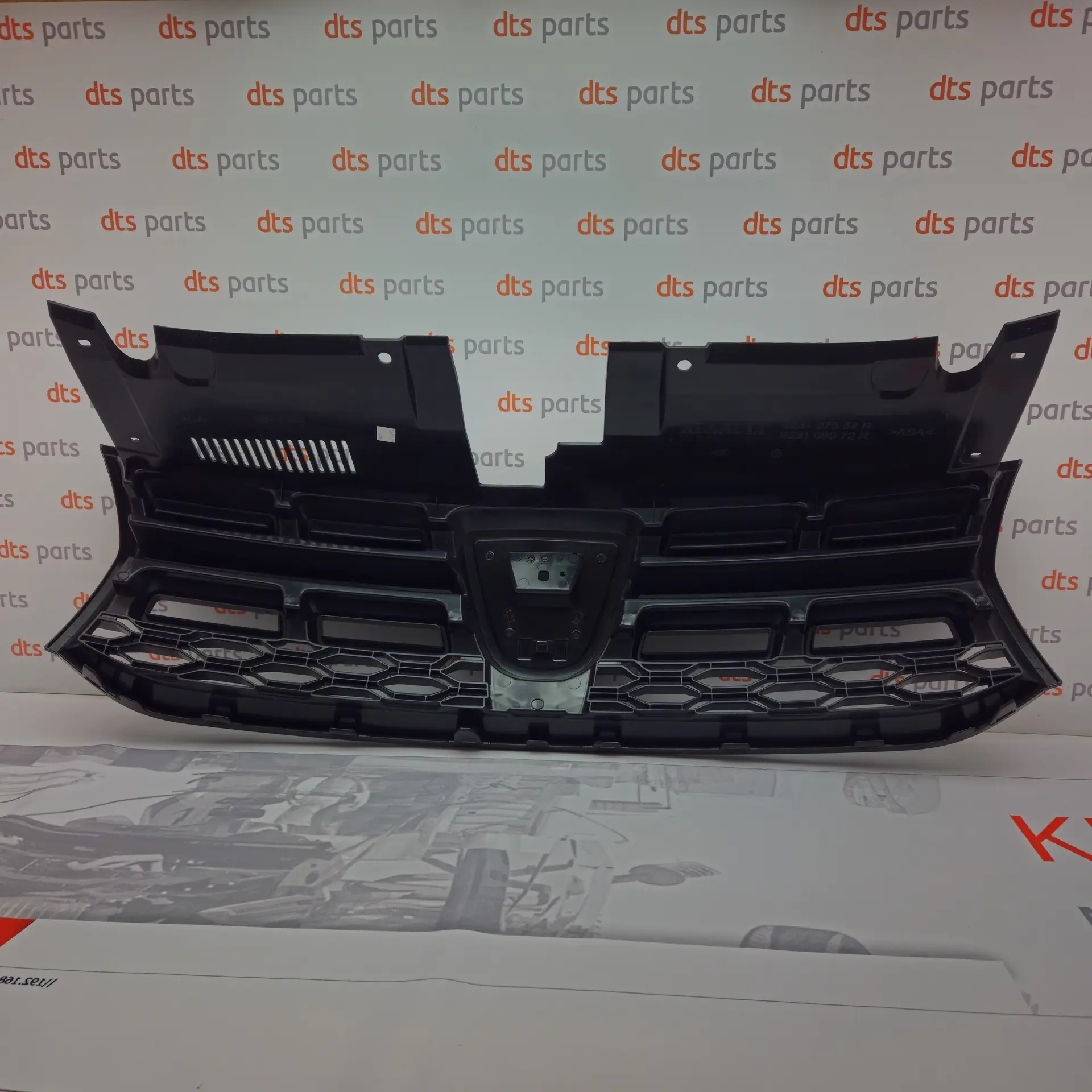OEM Renault 623108072R – Front radiator grille