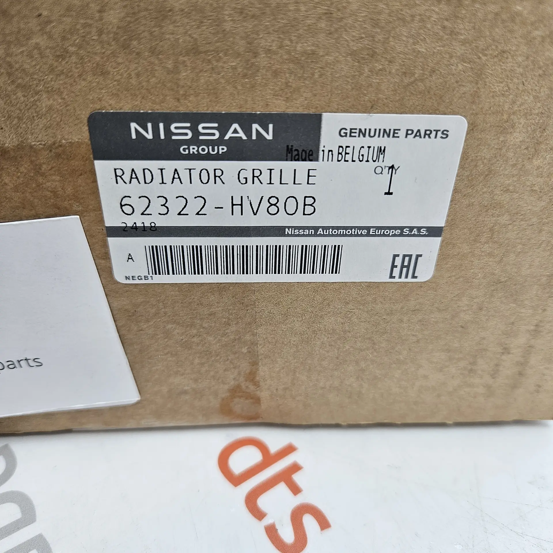OEM Nissan 62322HV80B – Front radiator grille