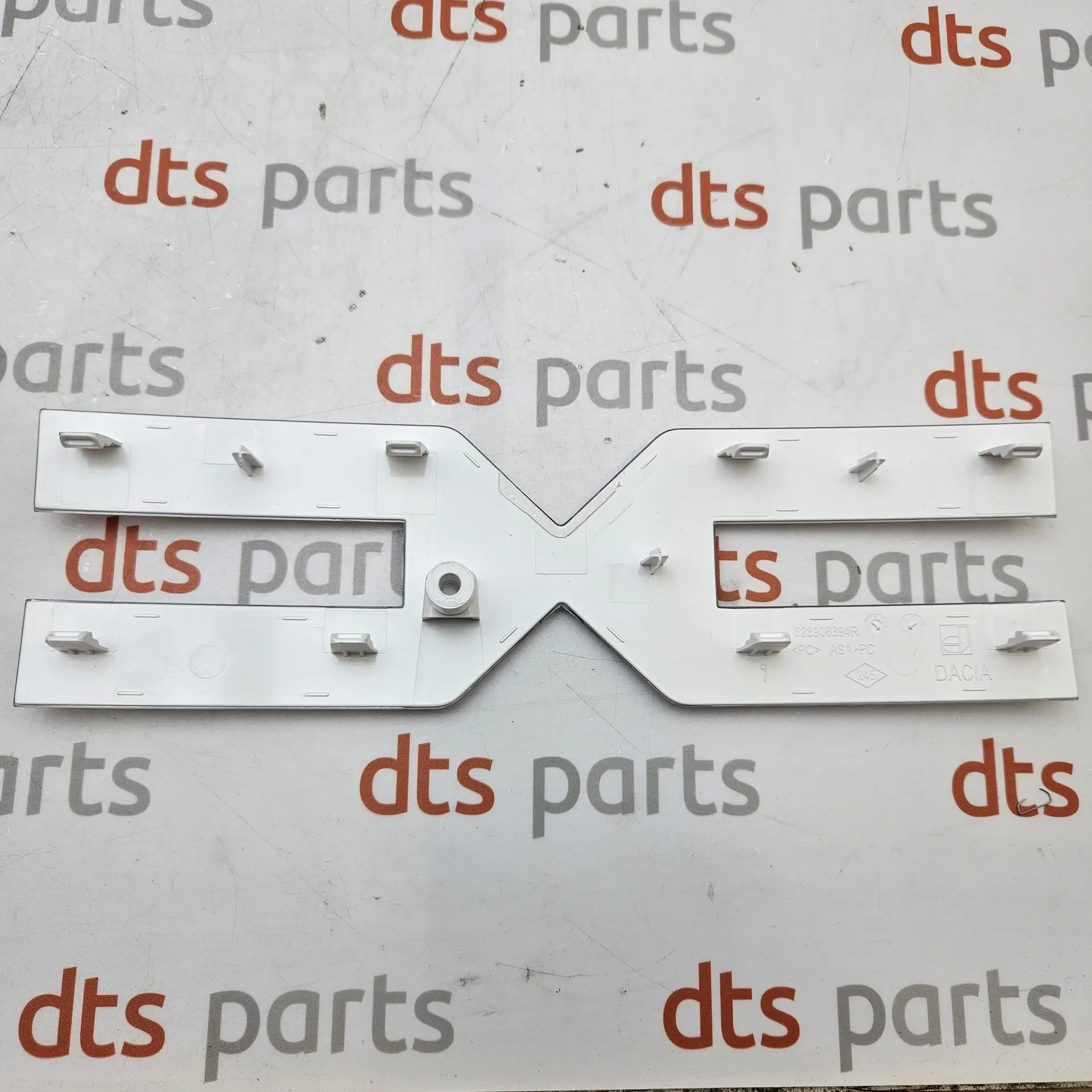 OEM Renault 628906394R – Front grille badge/emblem
