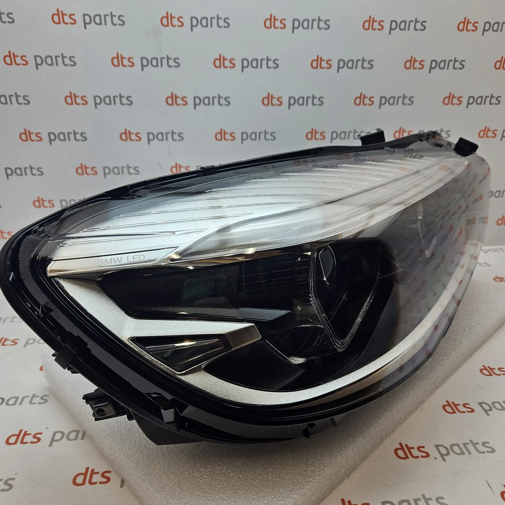 OEM BMW 63115A32DF8 – Front right headlight
