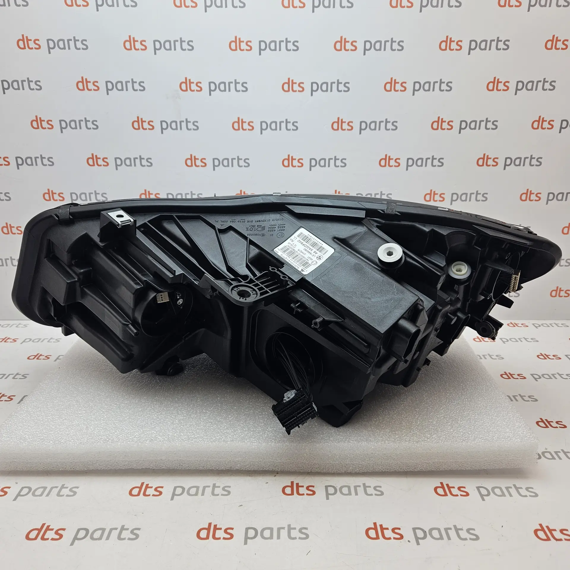 OEM BMW 63115A32DF8 – Front right headlight