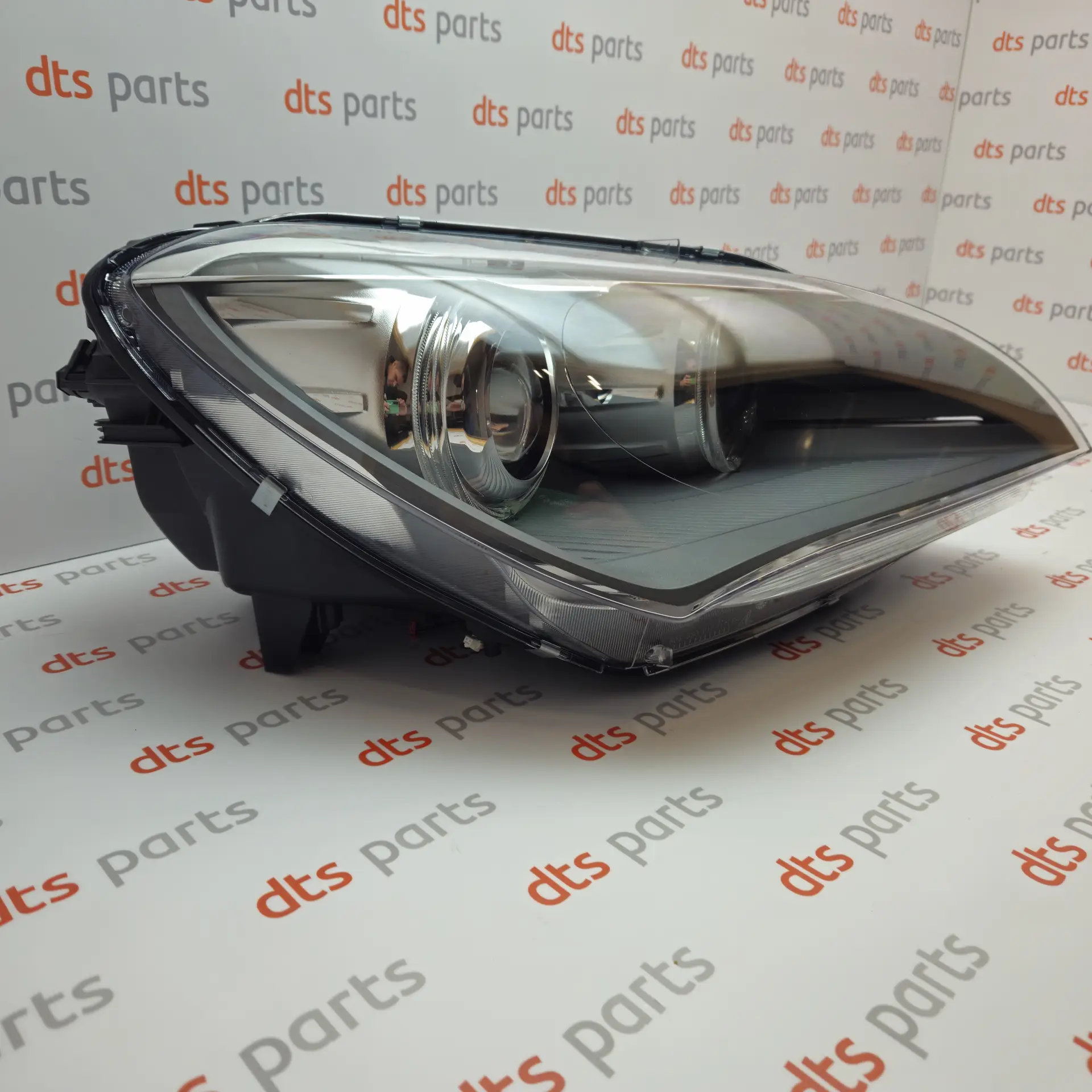 OEM BMW 63117272012 – Front right Bi-Xenon headlight