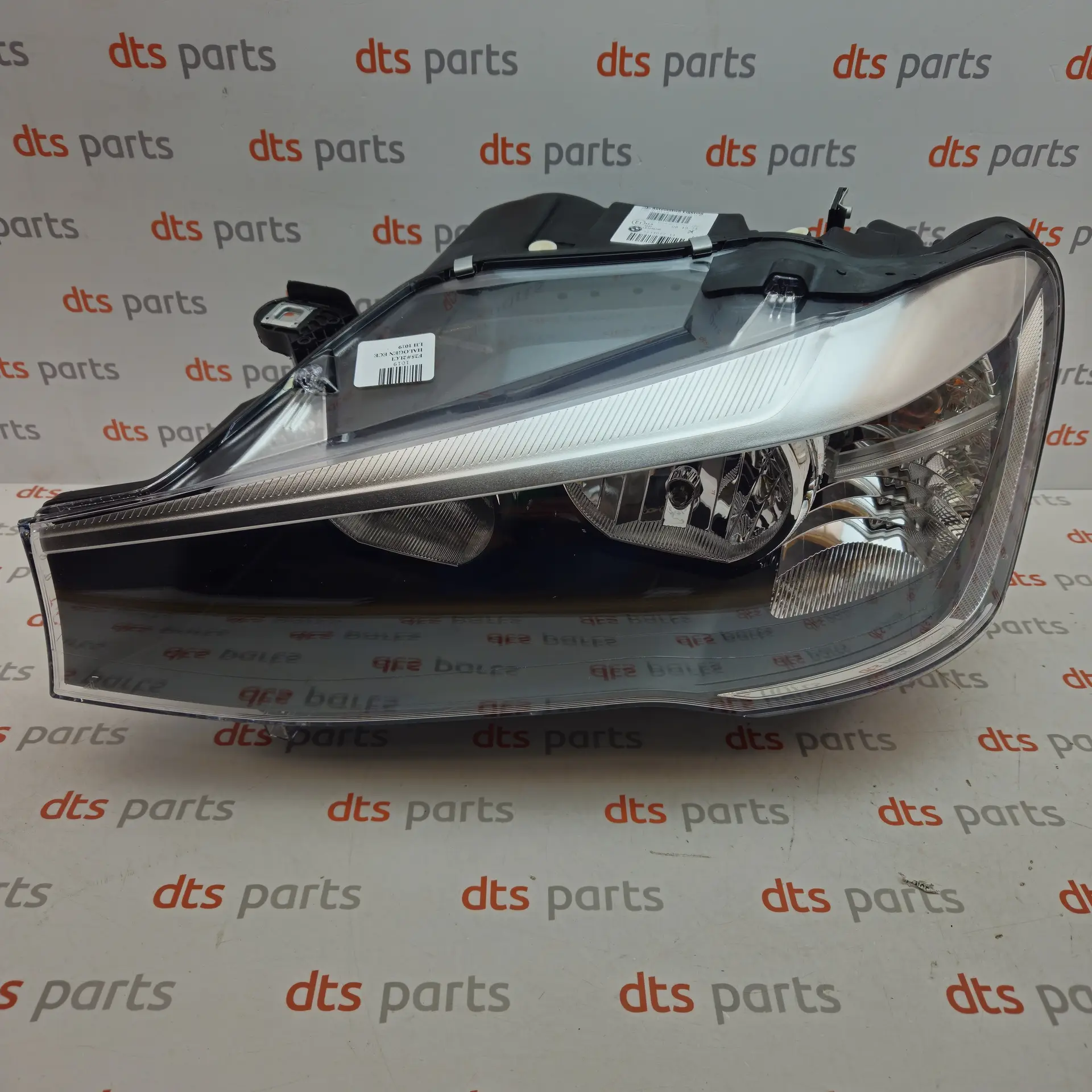 OEM BMW 63117334077 – Left halogen headlight assembly