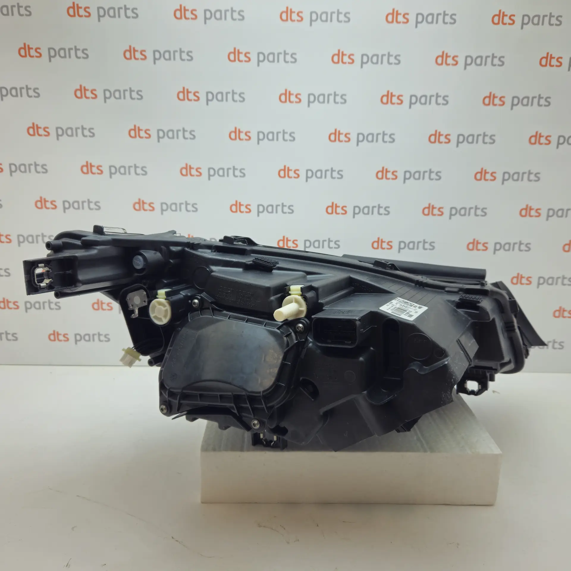 OEM BMW 63118494337 – Front left LED headlight