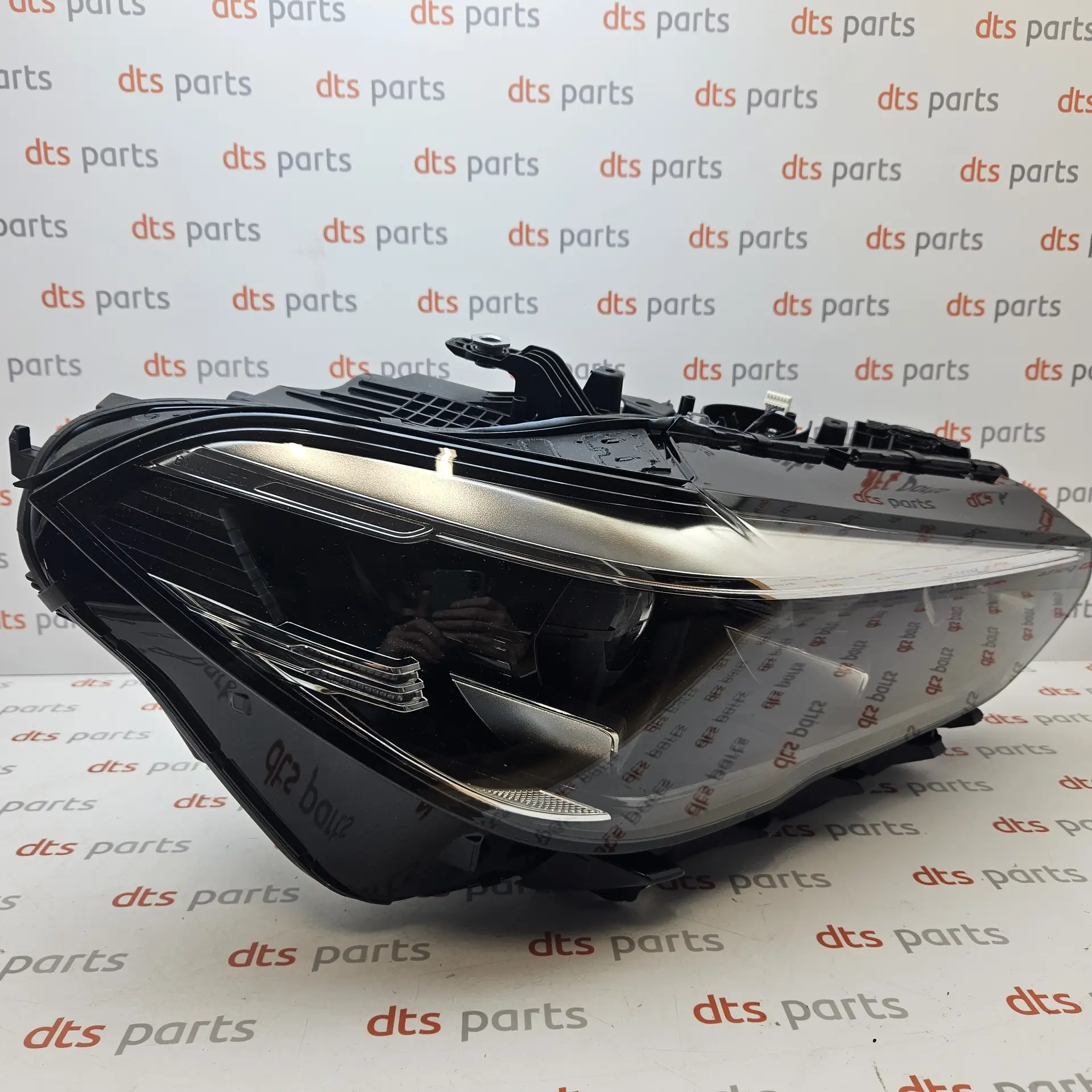 OEM BMW 63119850418 – Front right headlight