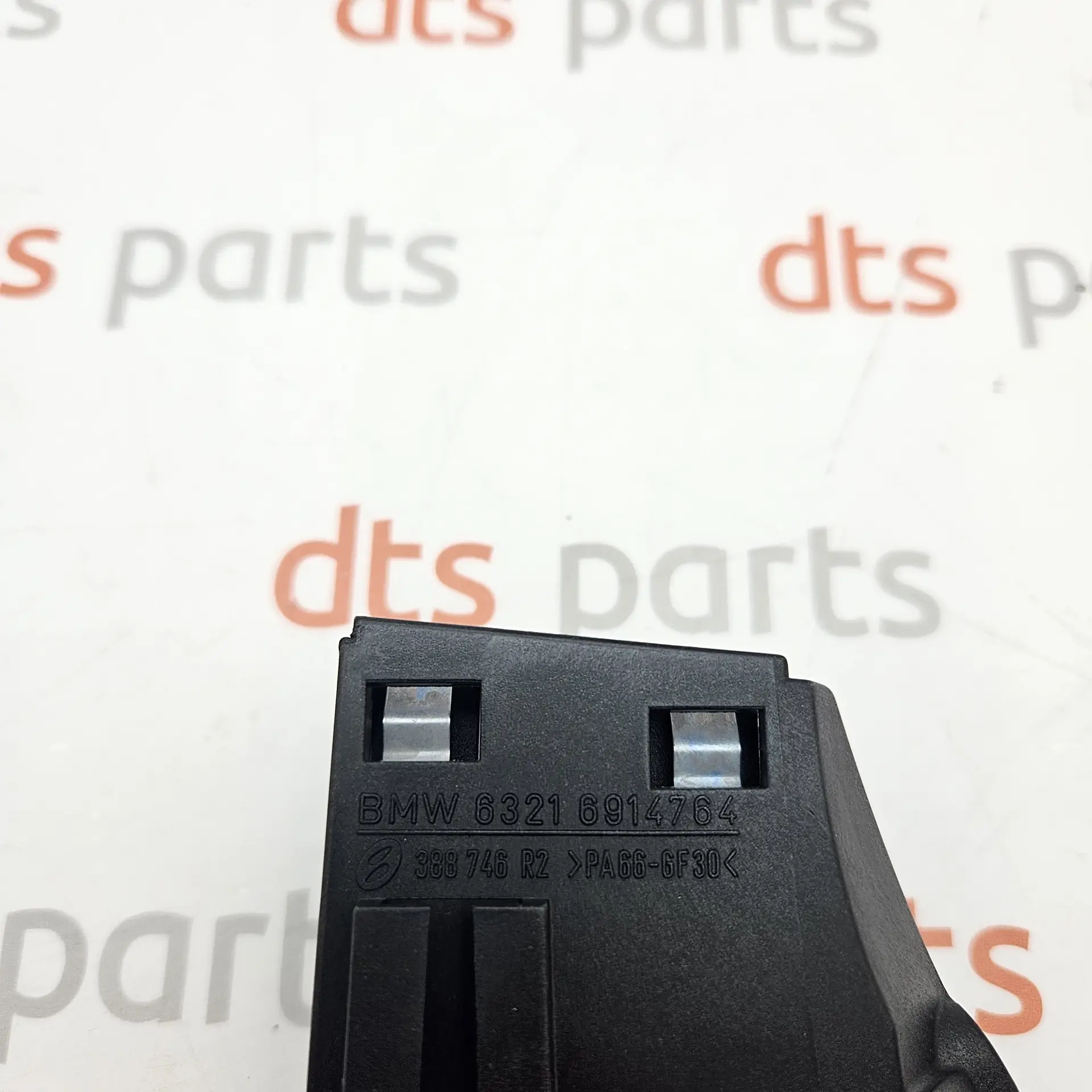 OEM BMW 63136914764 – Right Turn Signal Light Assembly Bracket