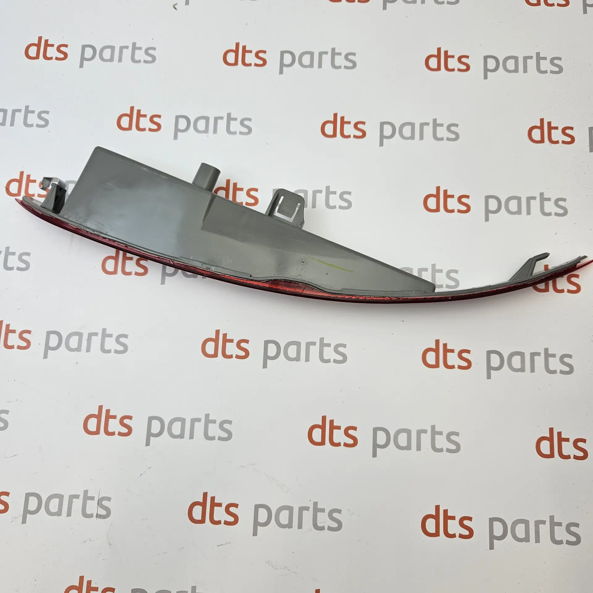 OEM BMW 63147323186 – Rear bumper reflector assembly