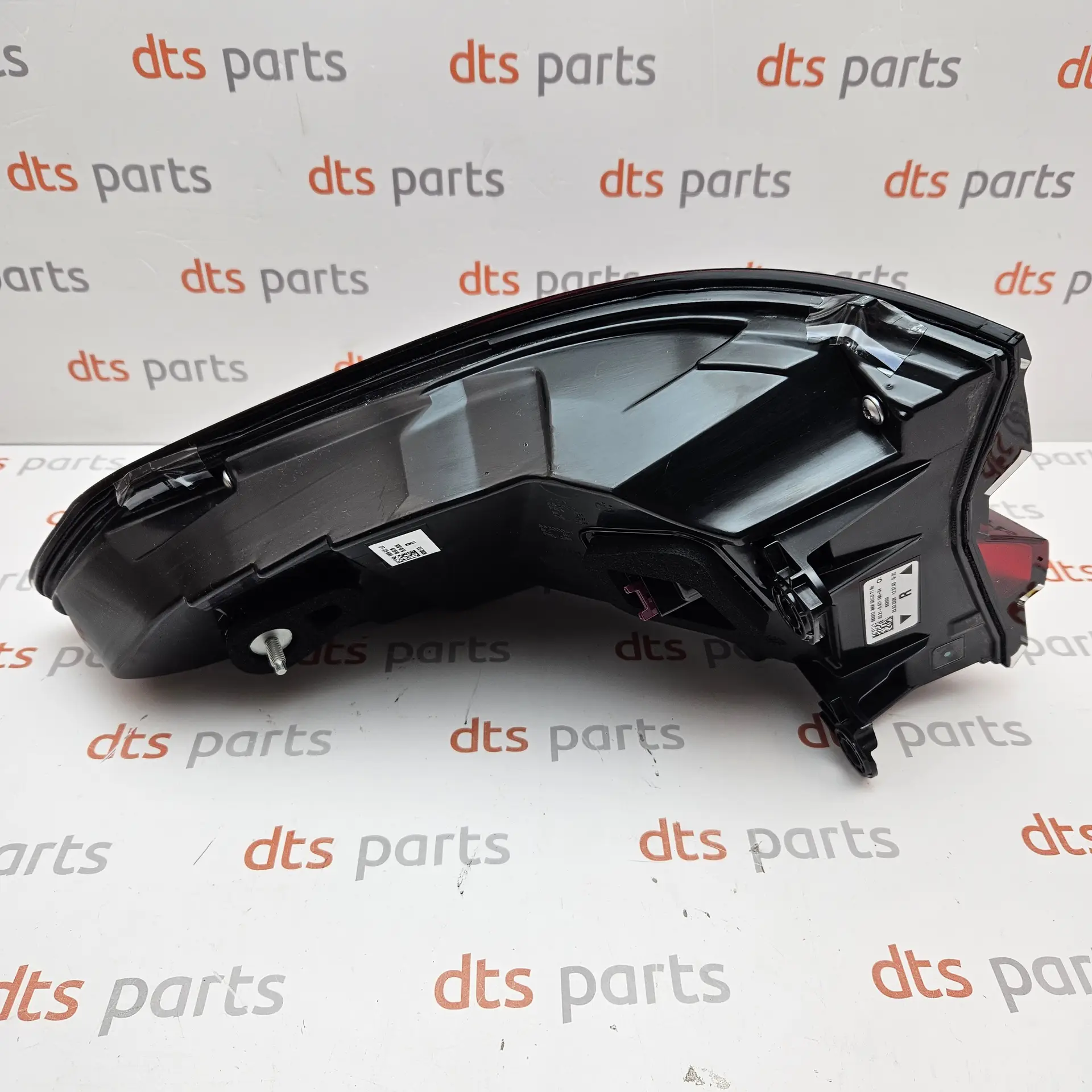 OEM BMW 63215A711B6 – Outer rear combination tail light assembly