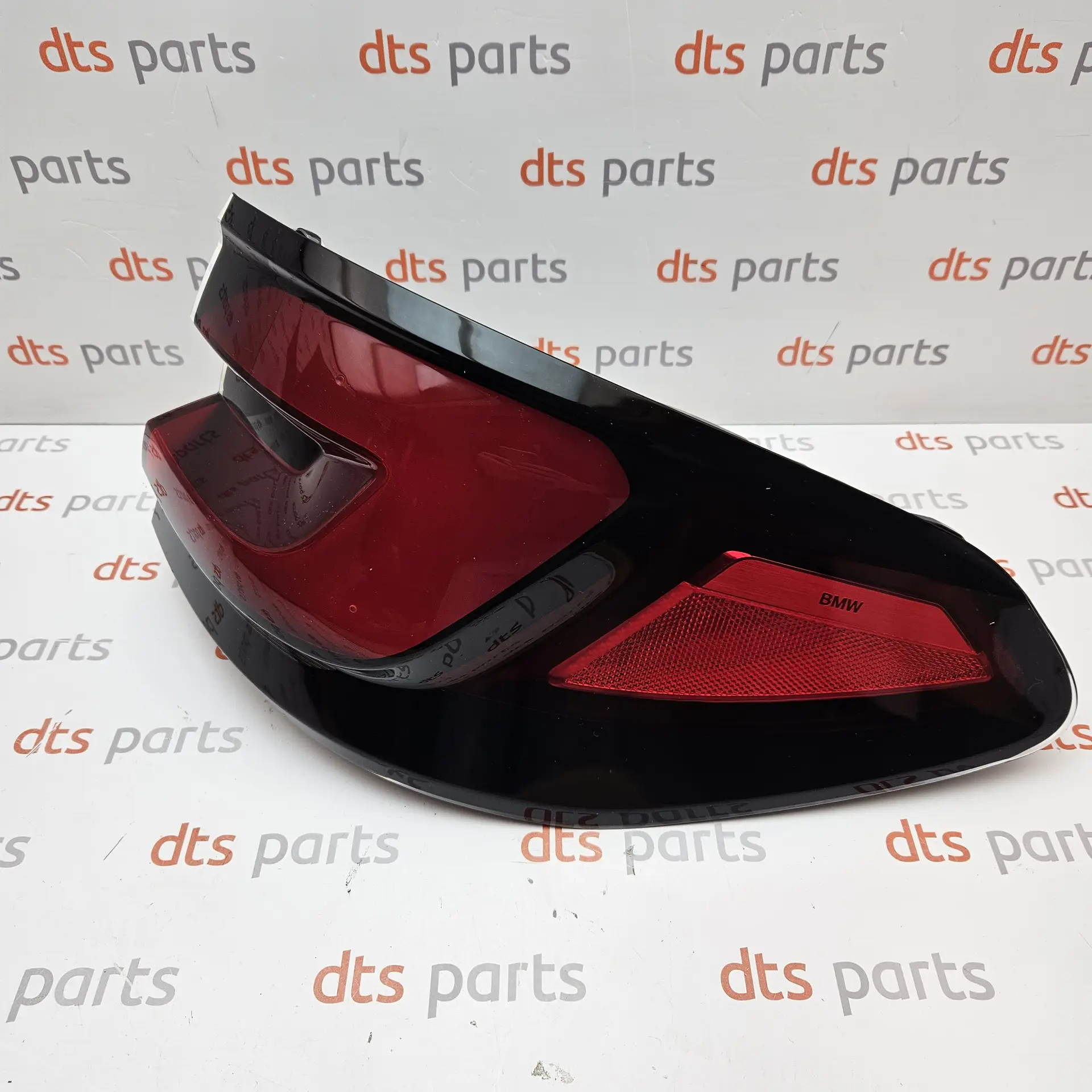 OEM BMW 63215A711B6 – Outer rear combination tail light assembly