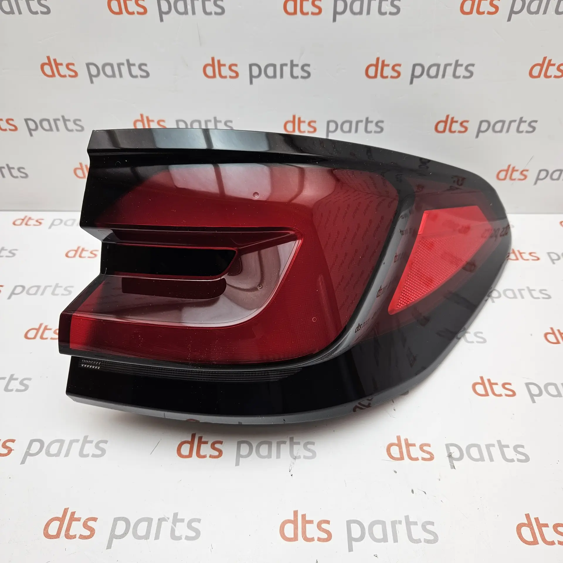 OEM BMW 63215A711B6 – Outer rear combination tail light assembly
