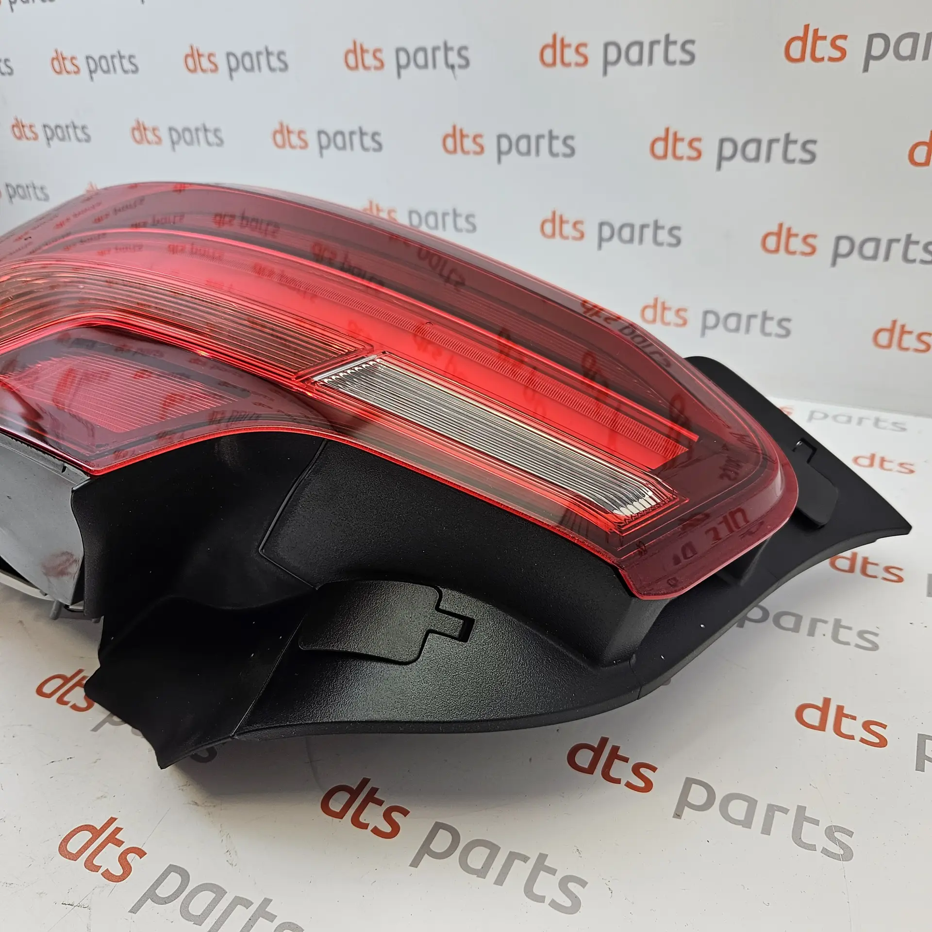 OEM BMW 63217295424 – Rear right tail light assembly