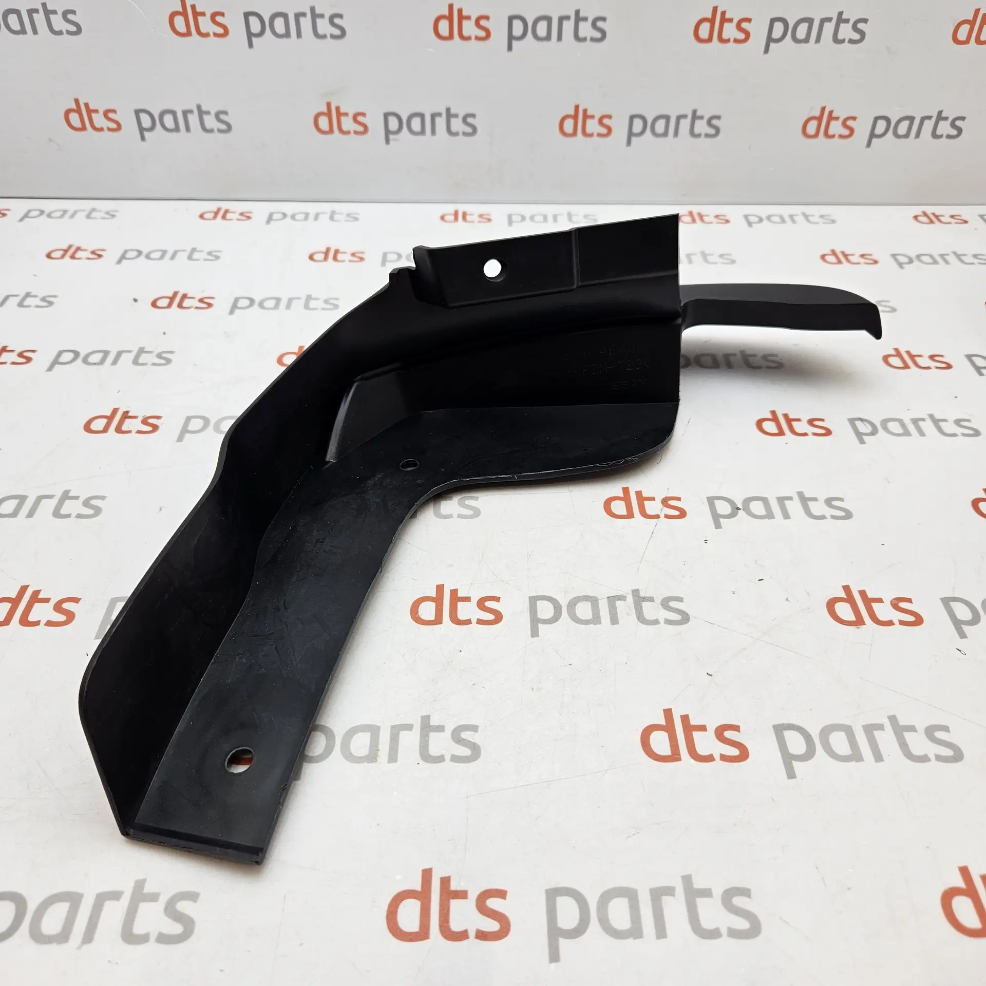OEM Nissan 638504EA0A – Front right mudguard