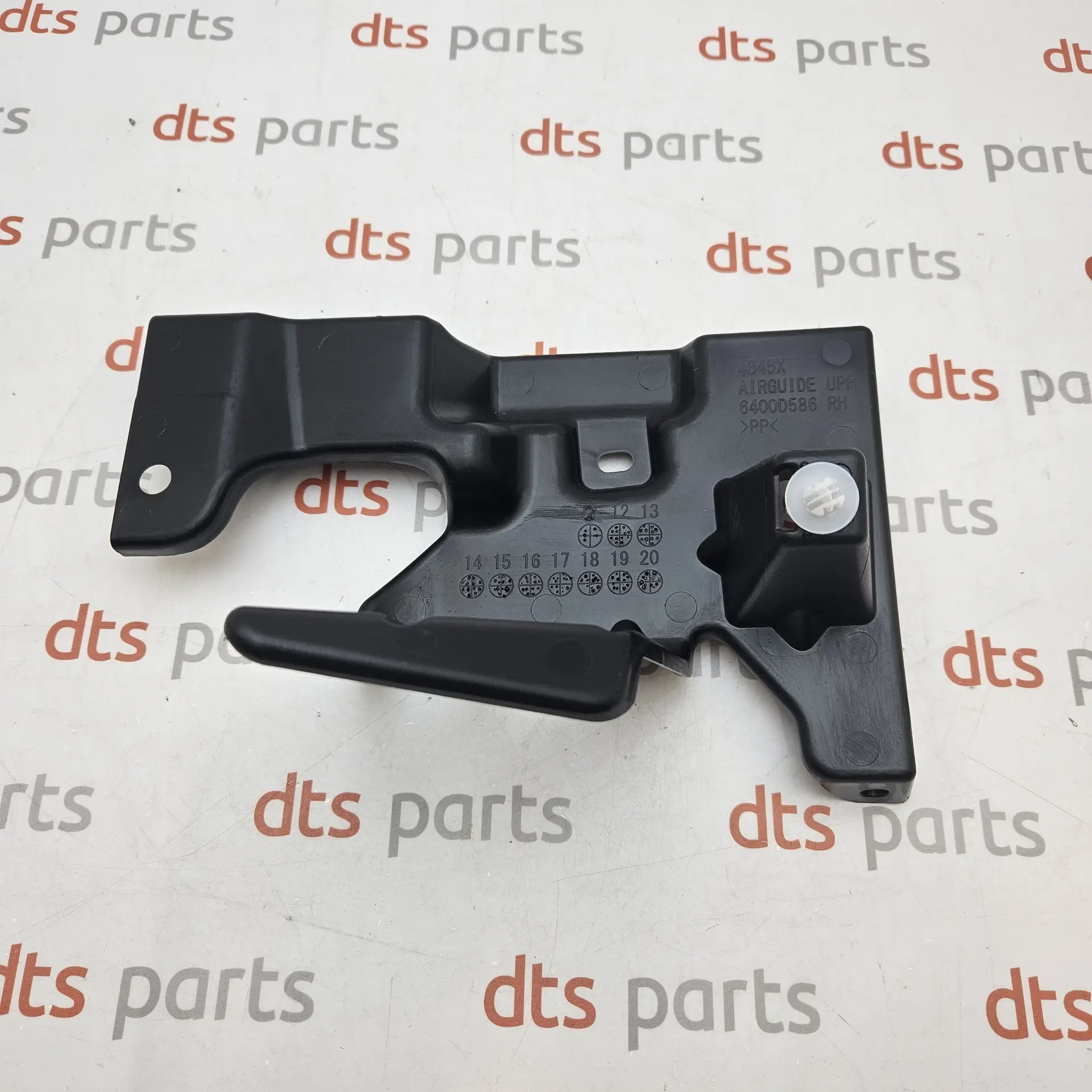 OEM Mitsubishi 6400D586 – Radiator support-air guide