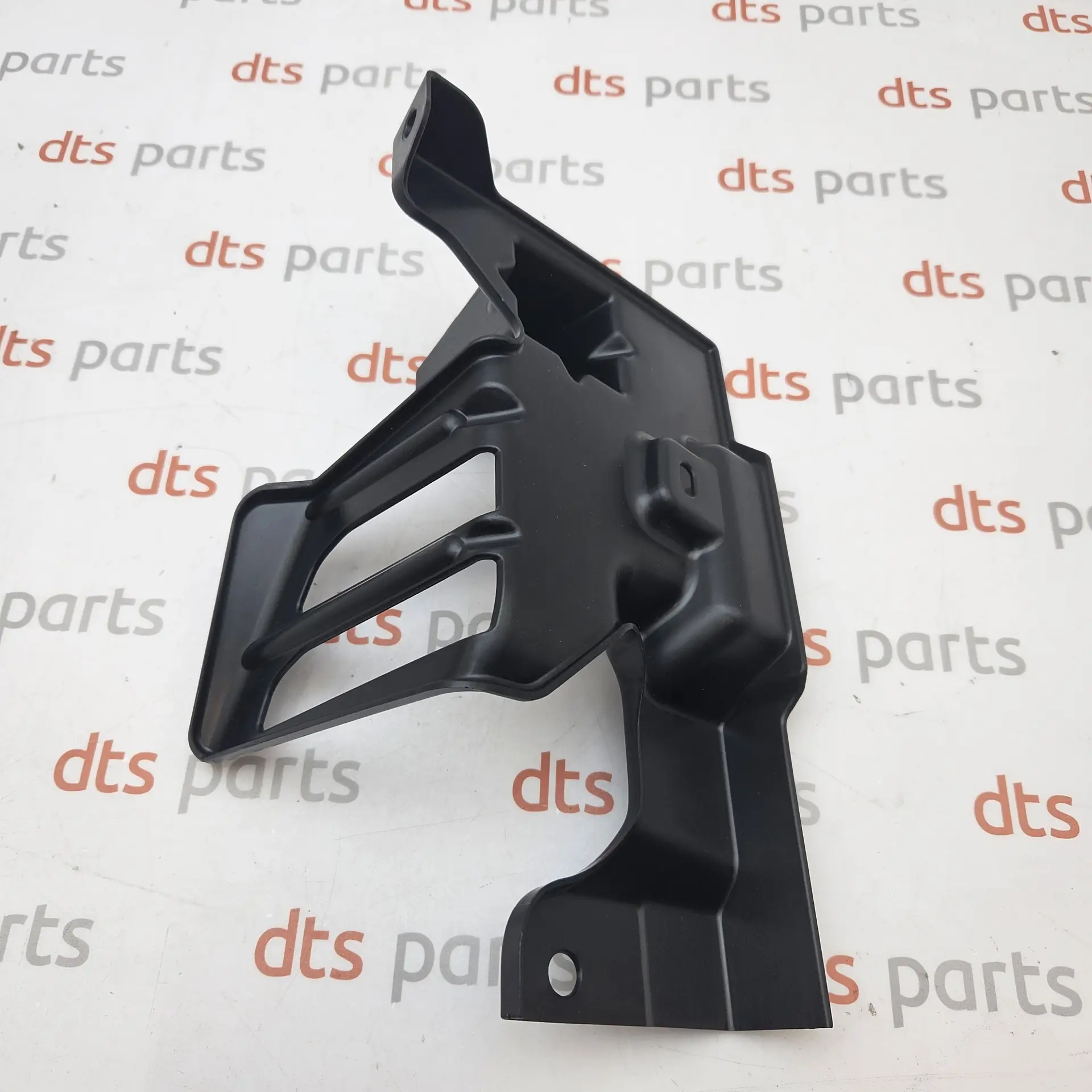 OEM Mitsubishi 6400D586 – Radiator support-air guide