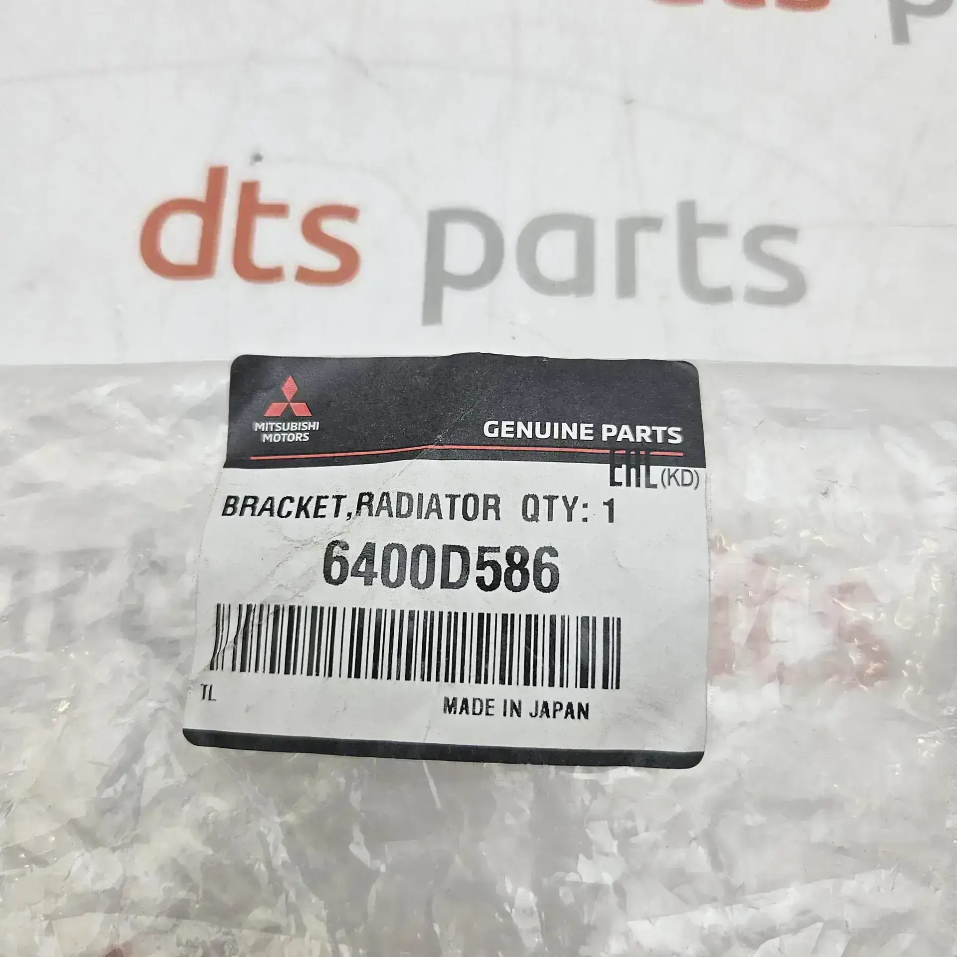 OEM Mitsubishi 6400D586 – Radiator support-air guide