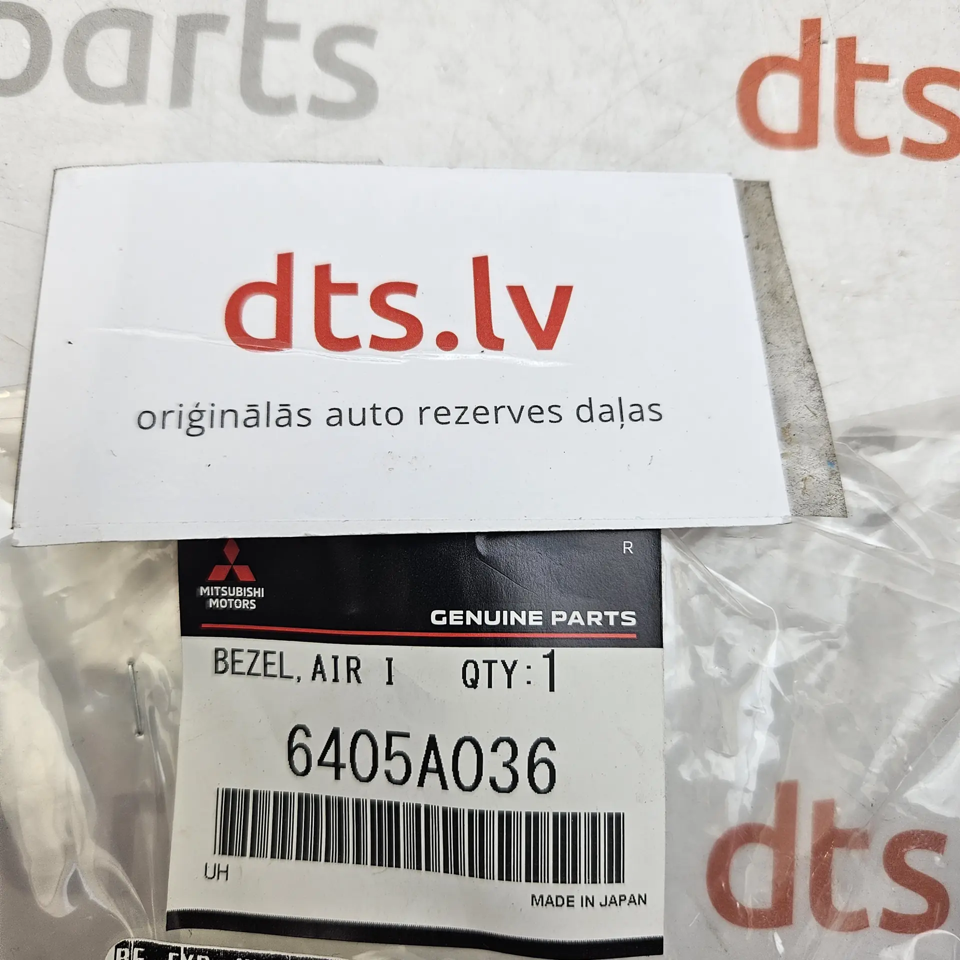 OEM Mitsubishi 6405A036 – Windshield wiper blade arm assembly with integrated multi nozzle washer fluid jet line