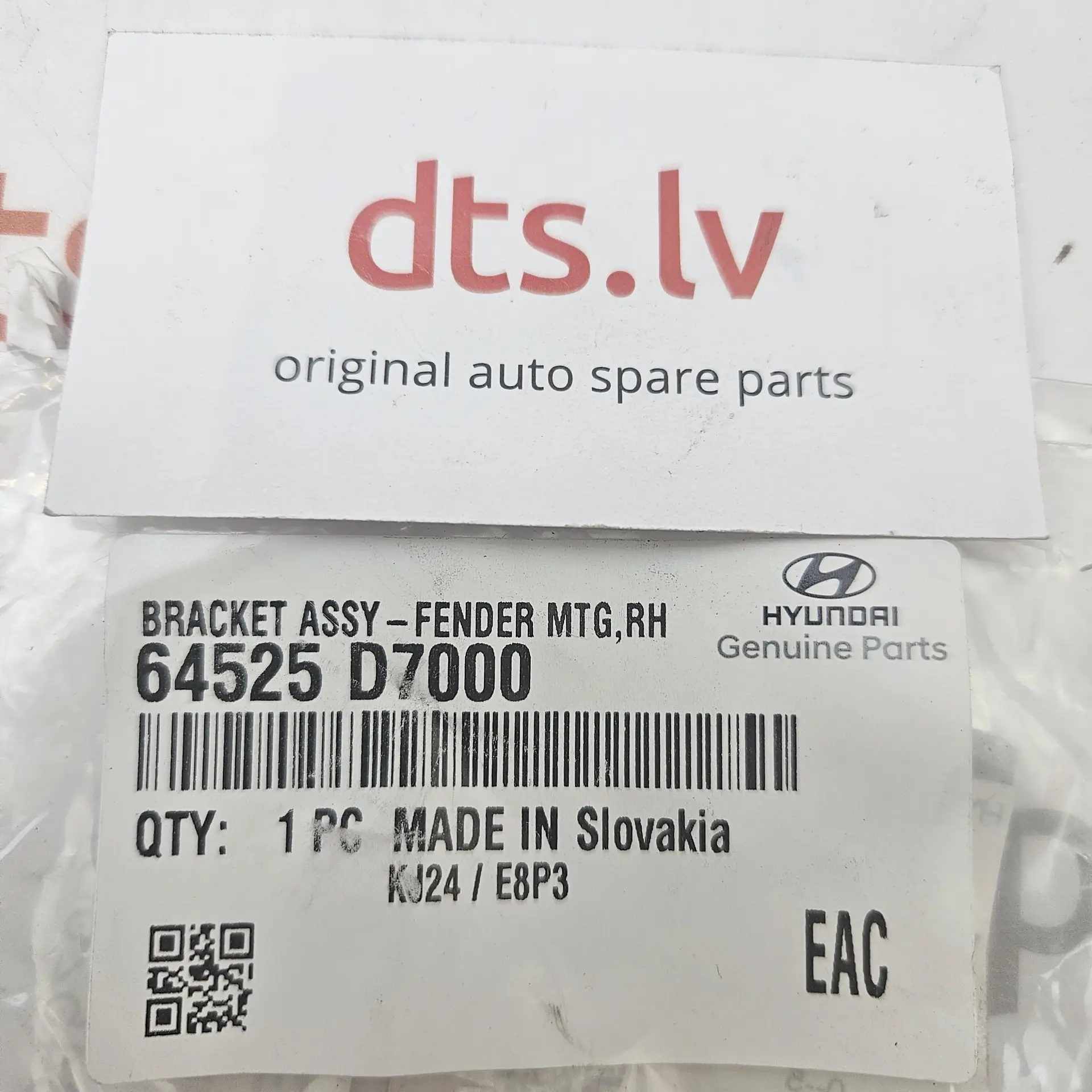 OEM Hyundai 64525D7000 – Front right fender mounting bracket assembly