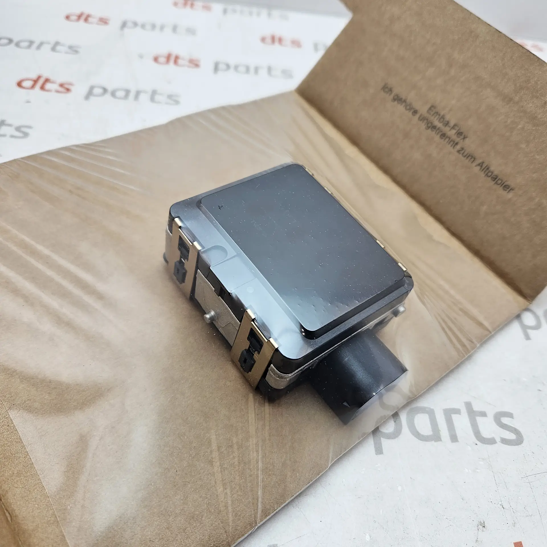 OEM BMW 66315A9BE28 – Cruise control distance sensor