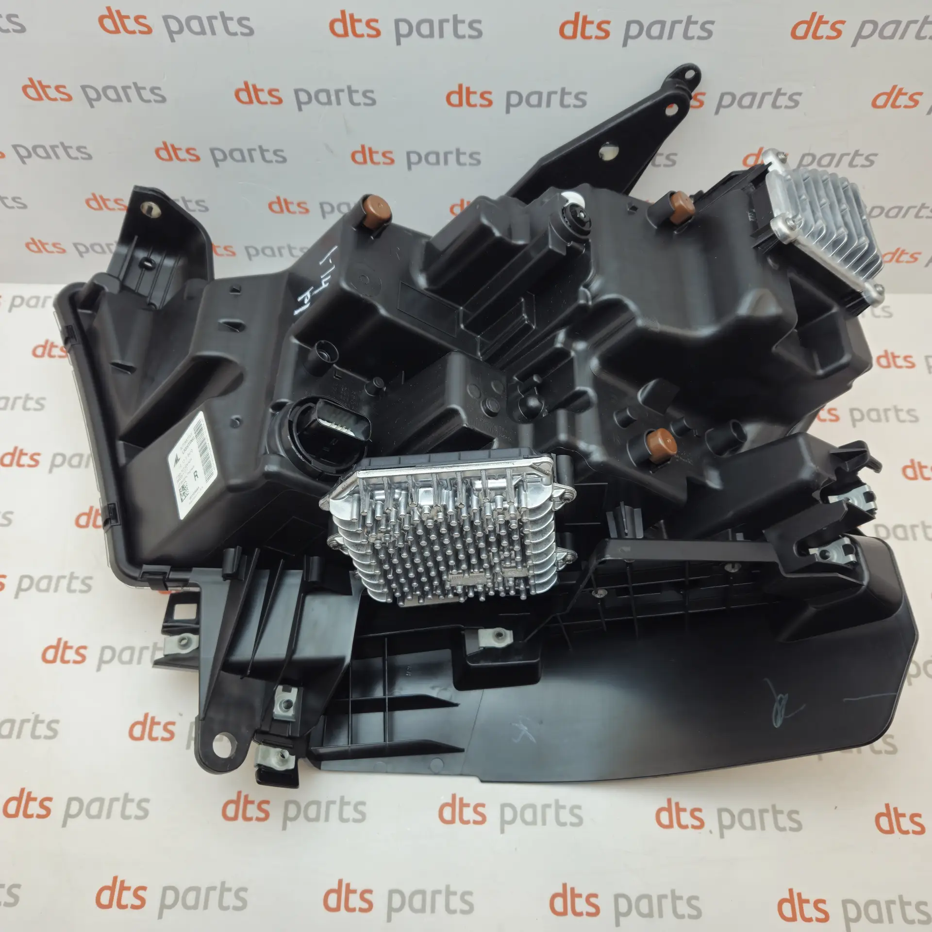 OEM FCA 68316084AH – Front right headlight