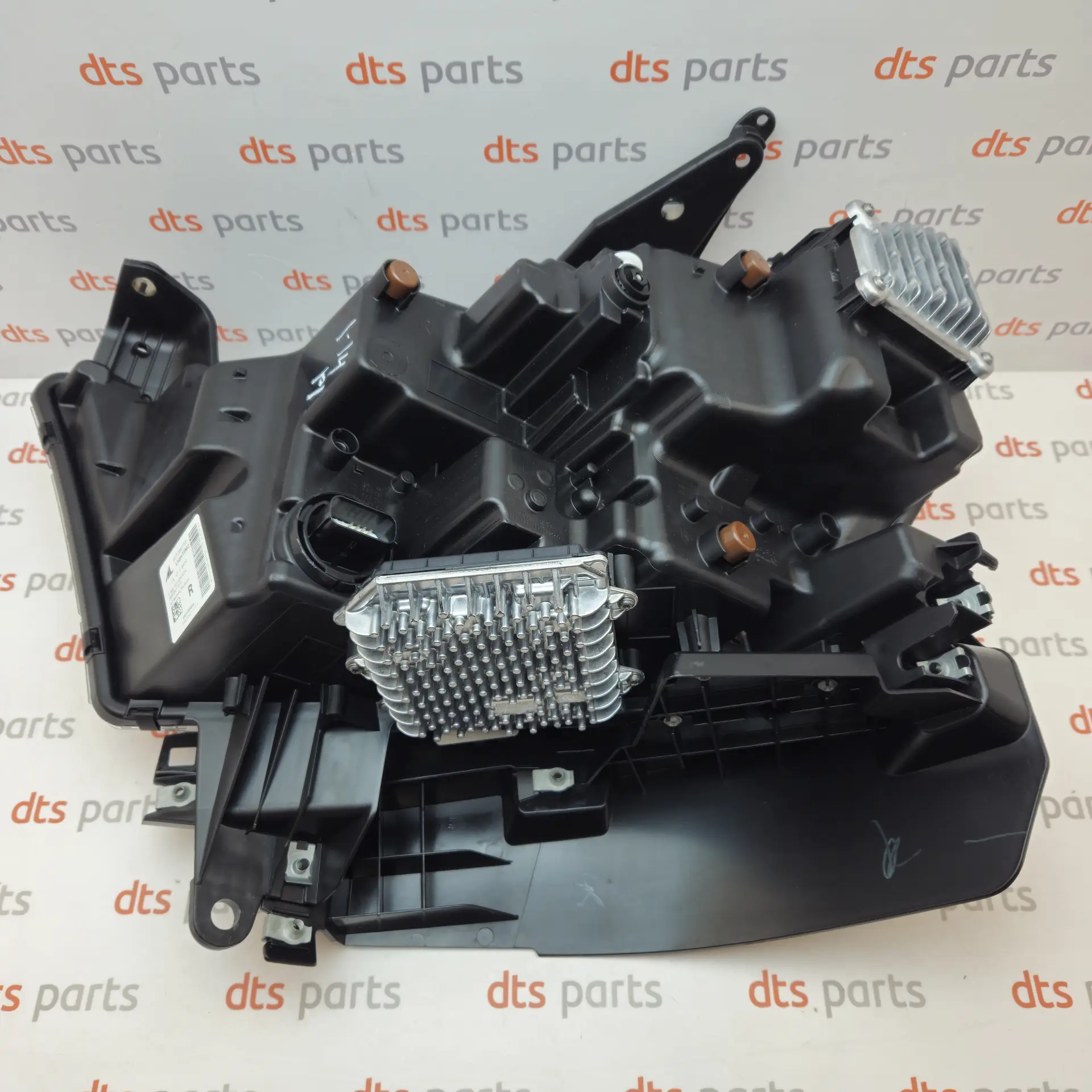 OEM FCA 68316084AH – Front right headlight