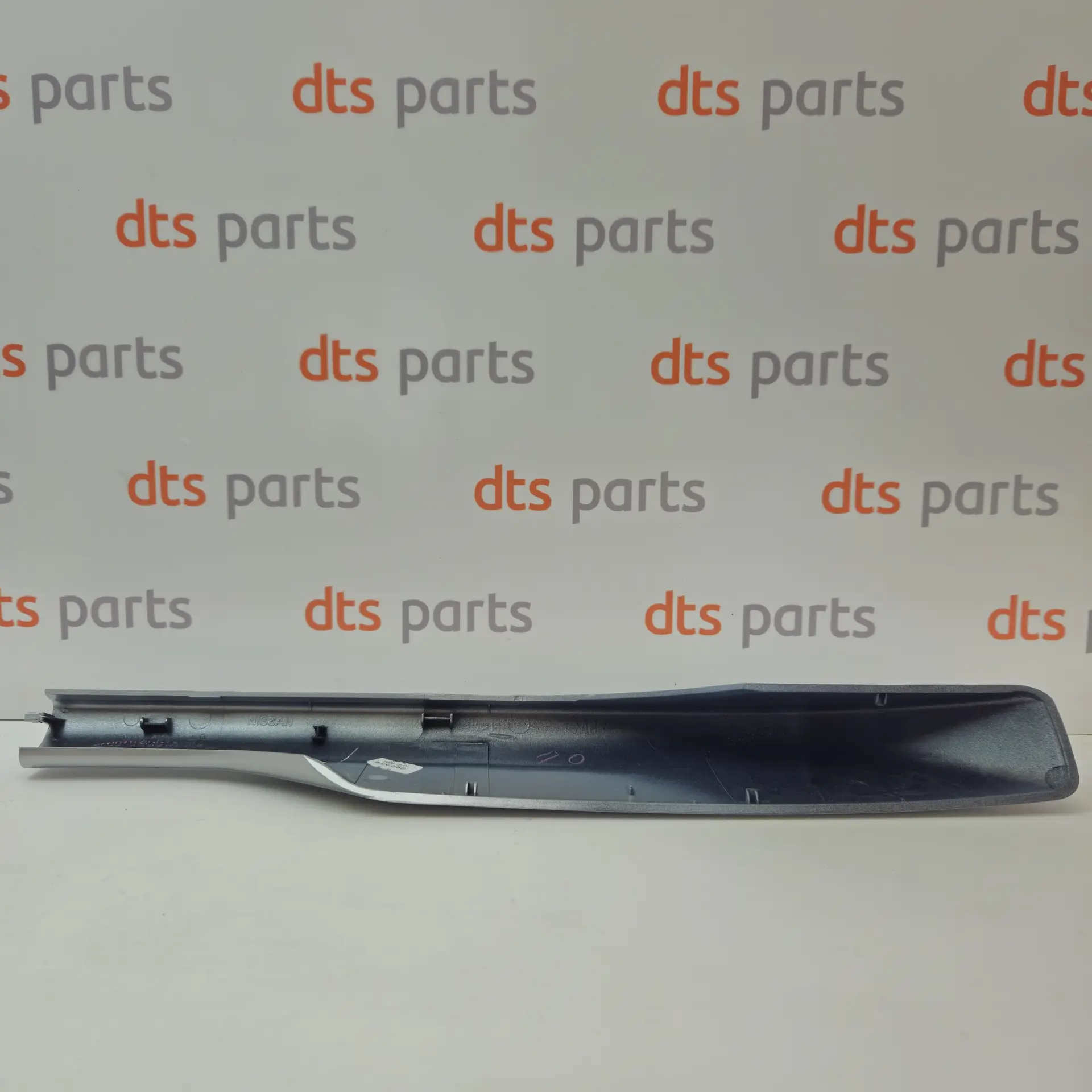 OEM Nissan/Infiniti 738704CC1A – Rear right roof rail end cover