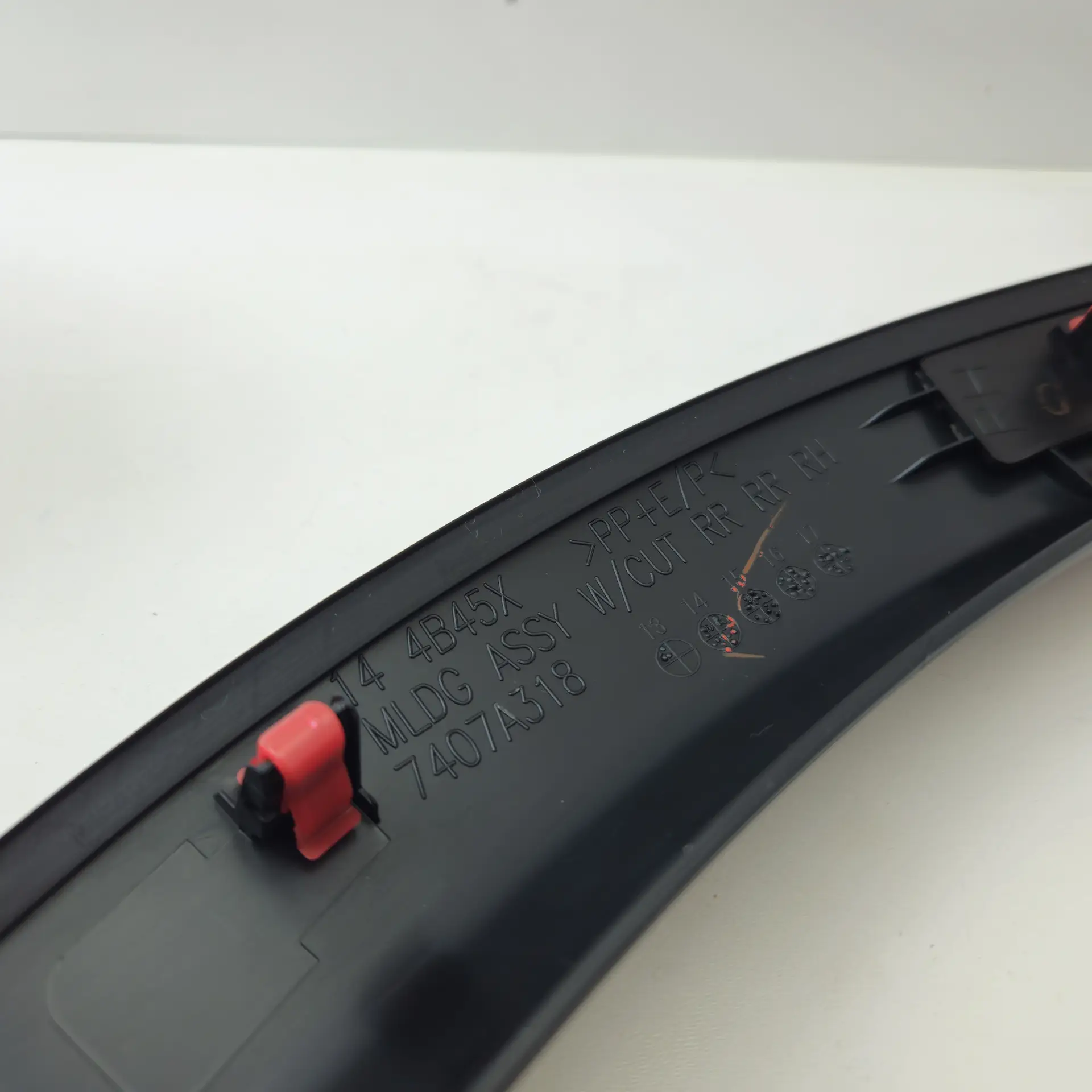 OEM Mitsubishi 7407A318 – Right rear wheel opening molding
