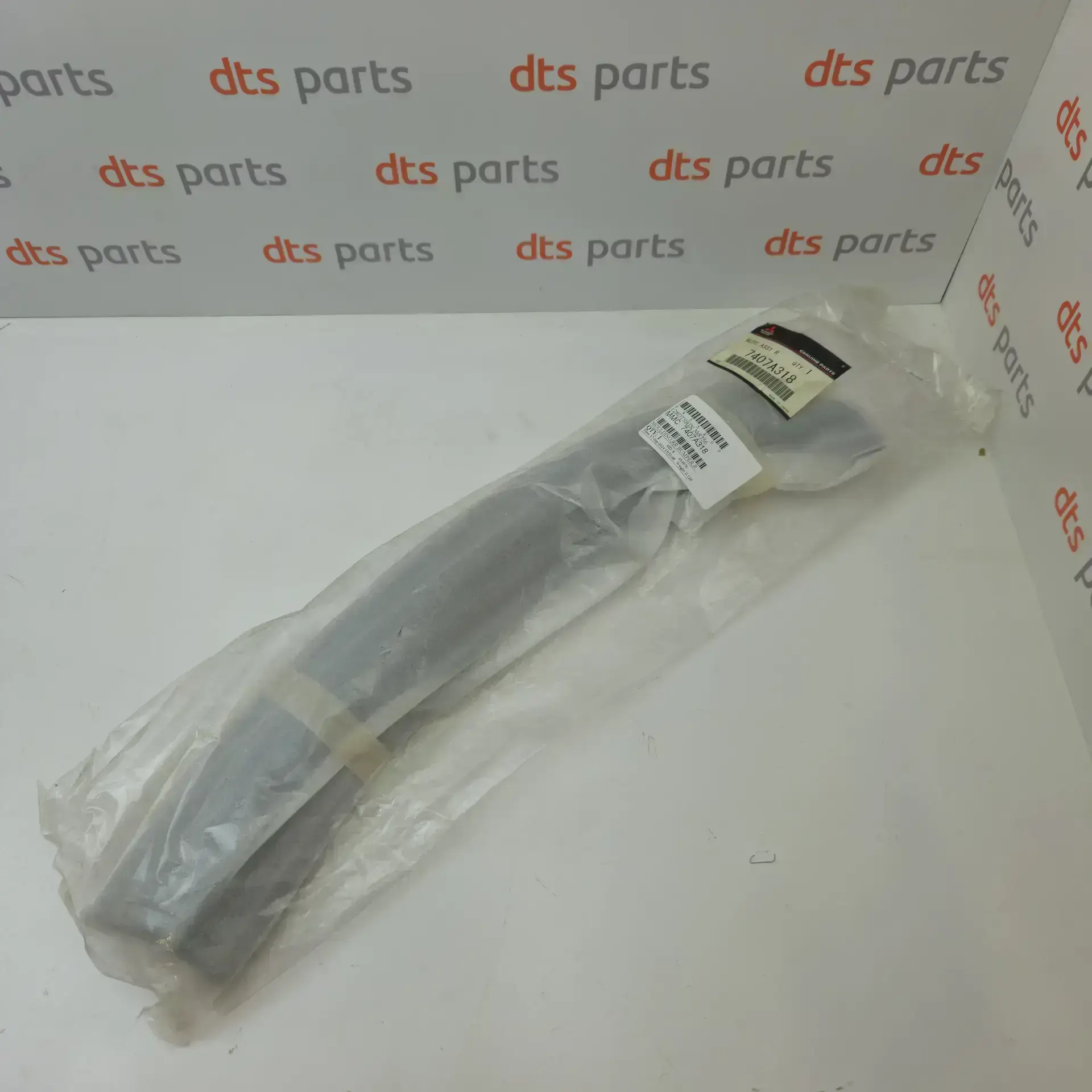 OEM Mitsubishi 7407A318 – Right rear wheel opening molding