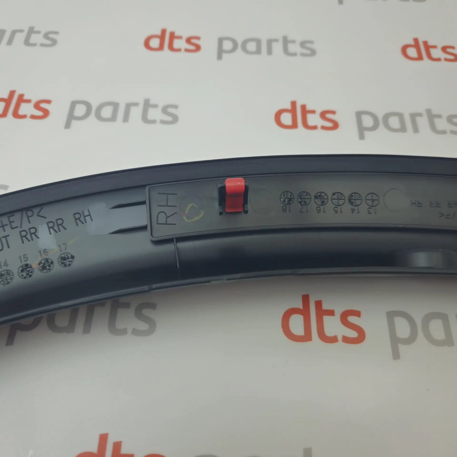 OEM Mitsubishi 7407A318 – Rear bumper right rim moulding