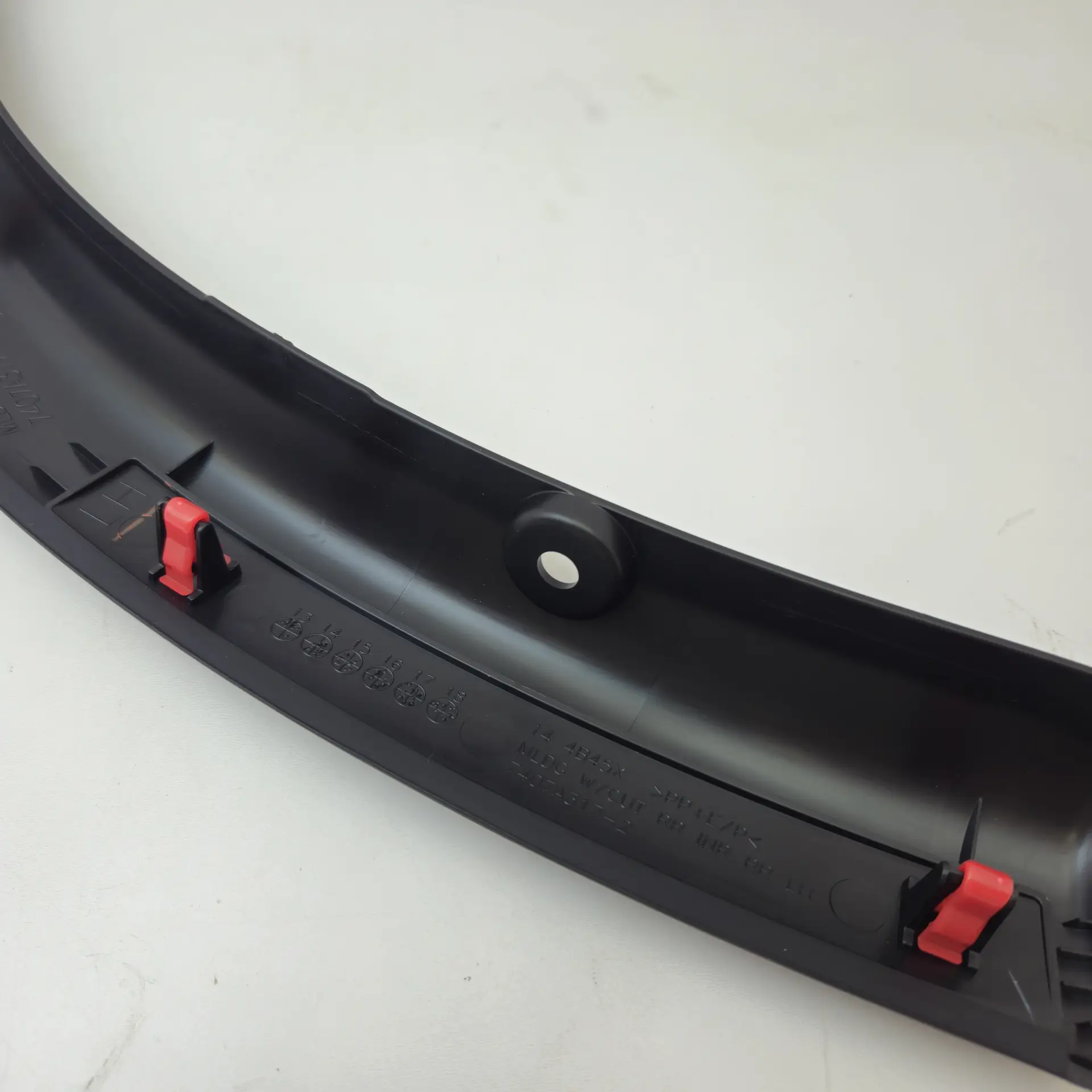 OEM Mitsubishi 7407A679 – Left rear wheel opening molding