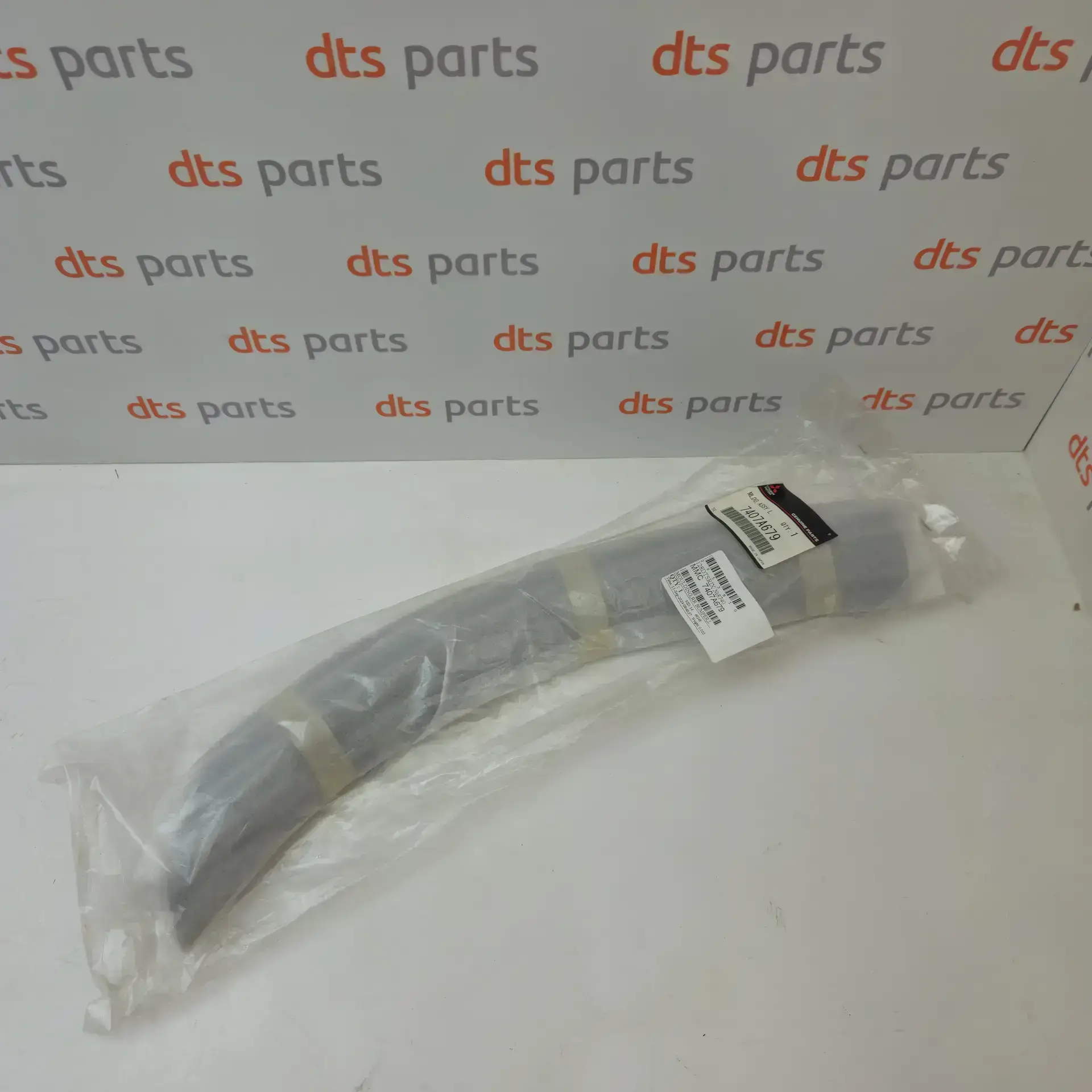 OEM Mitsubishi 7407A679 – Left rear wheel opening molding