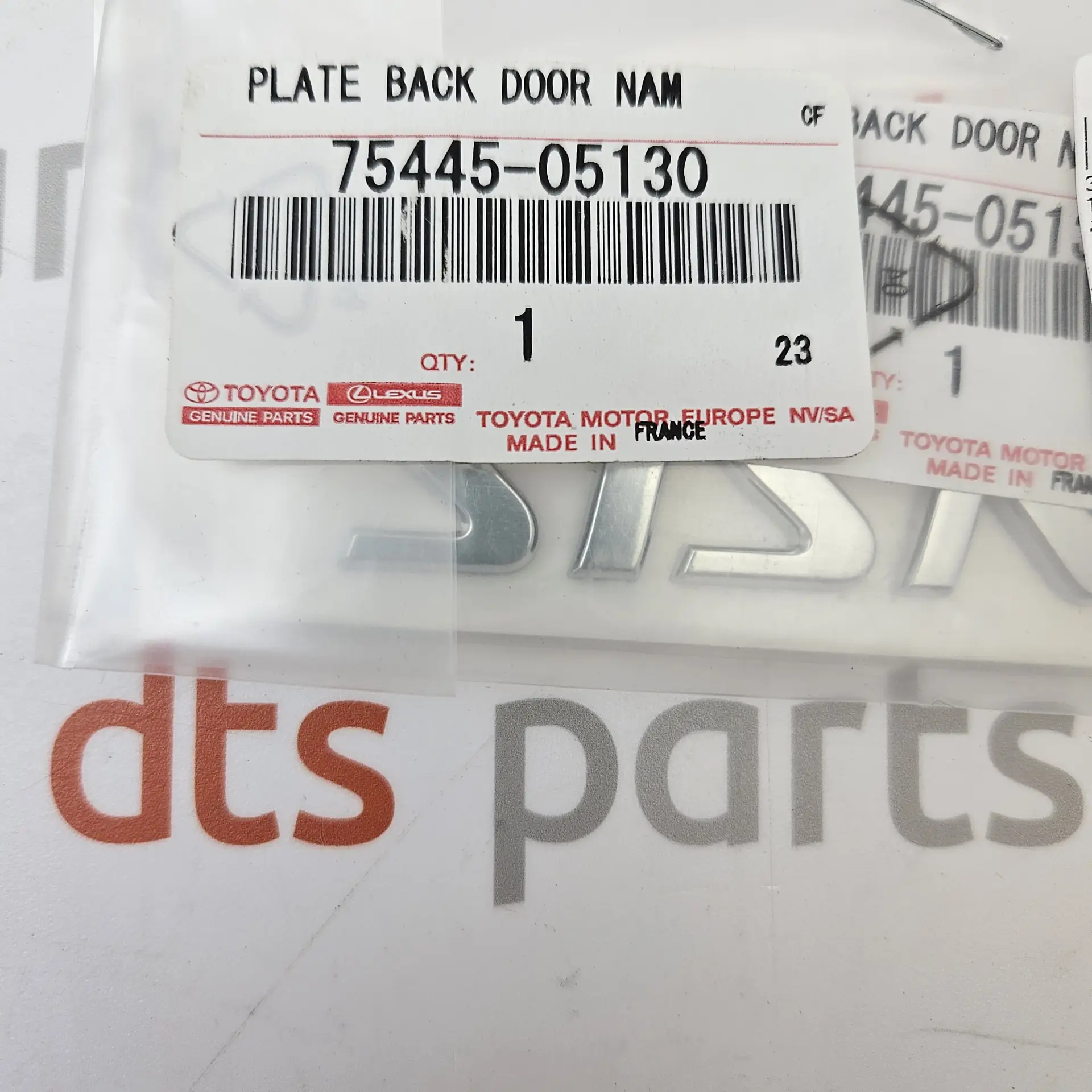 OEM Toyota 7544505130 – Rear tailgate "AVENSIS" model nameplate badge