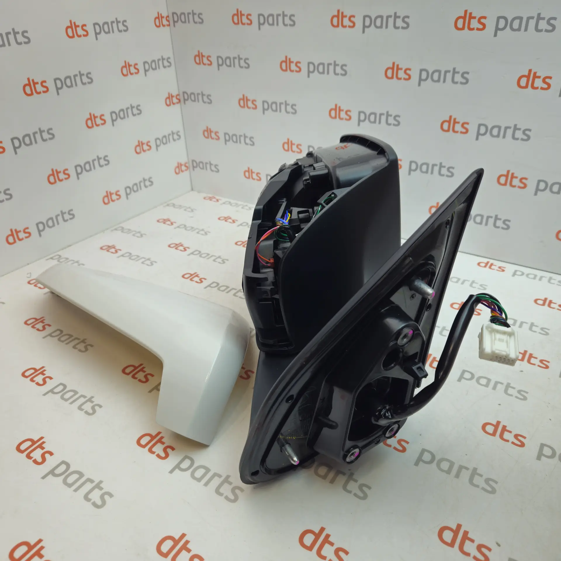OEM Isuzu 7551828800 – Right exterior door mirror assembly