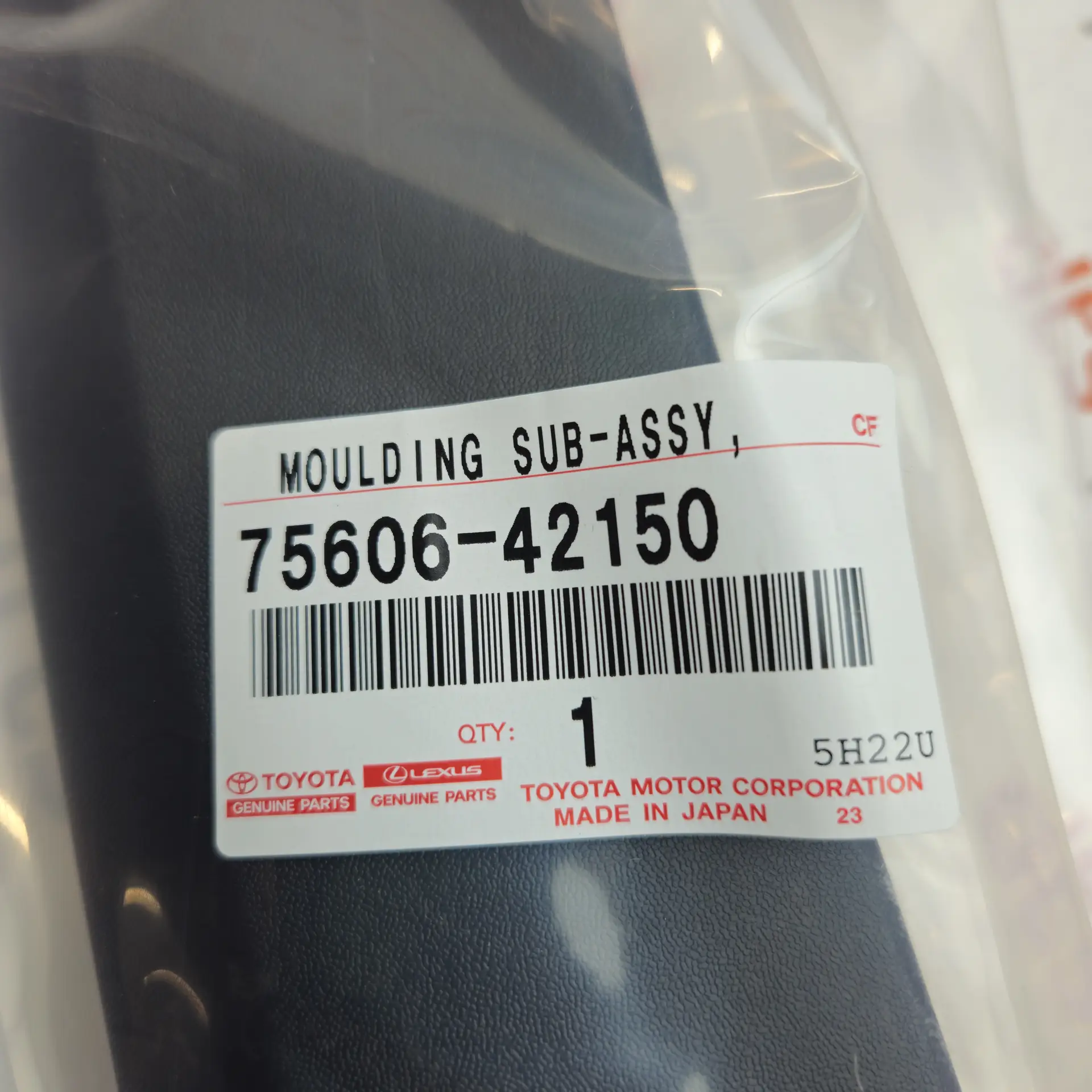OEM Toyota 7560642150 – Rear left fender moulding