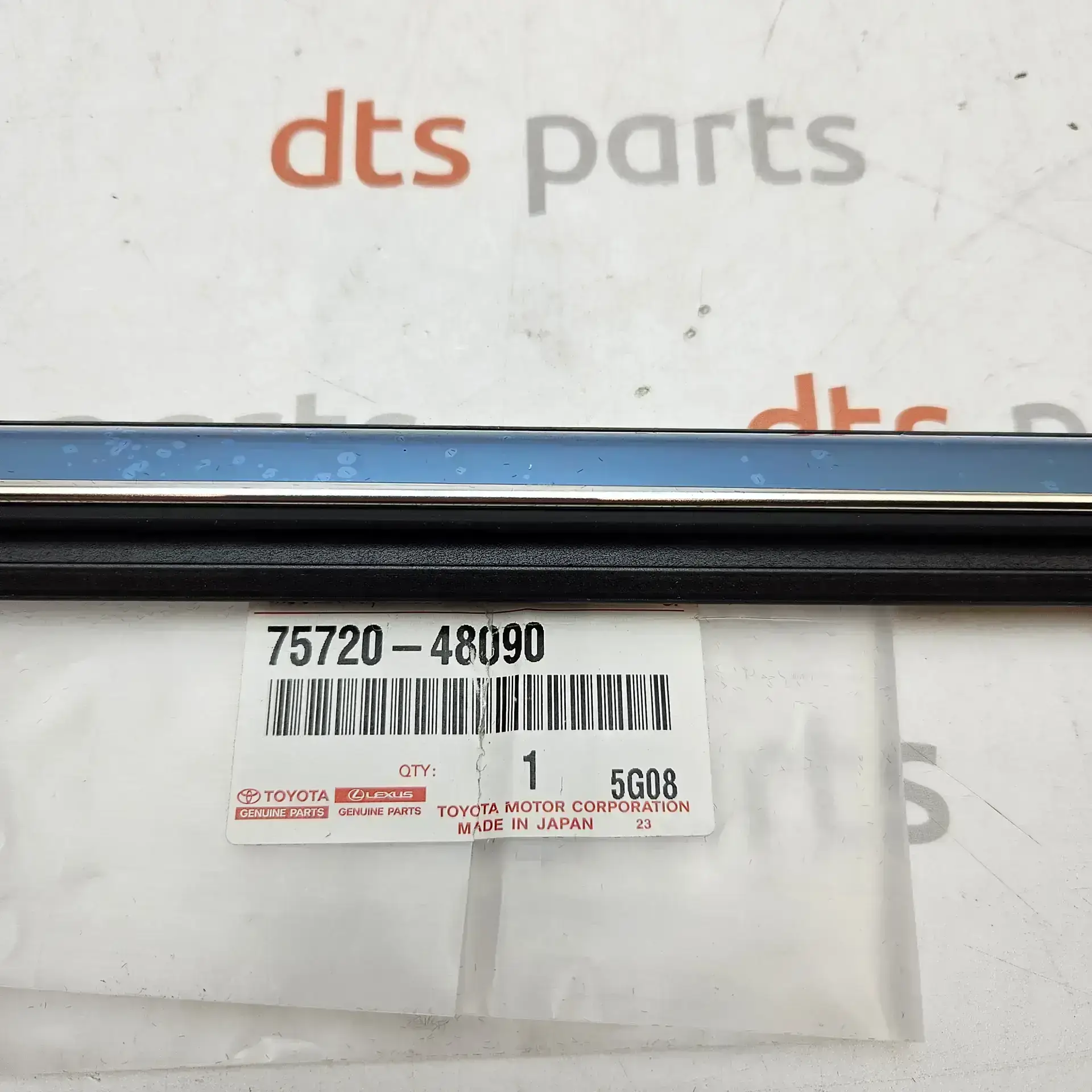 OEM Toyota 7572048090 – Front left door belt molding