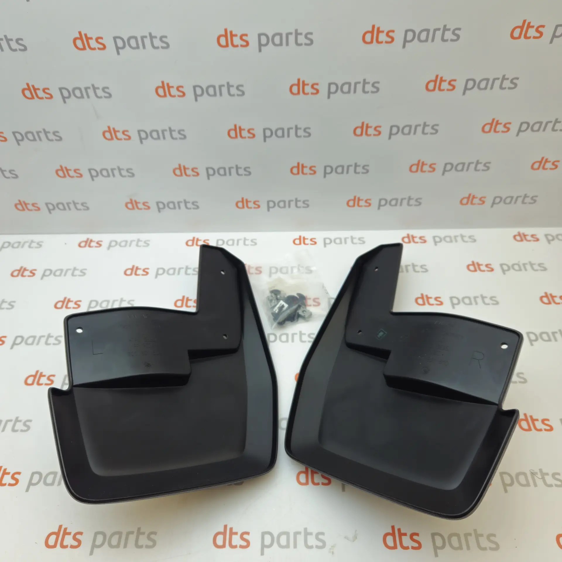 OEM Volkswagen 7C0075111 – Front mud flaps