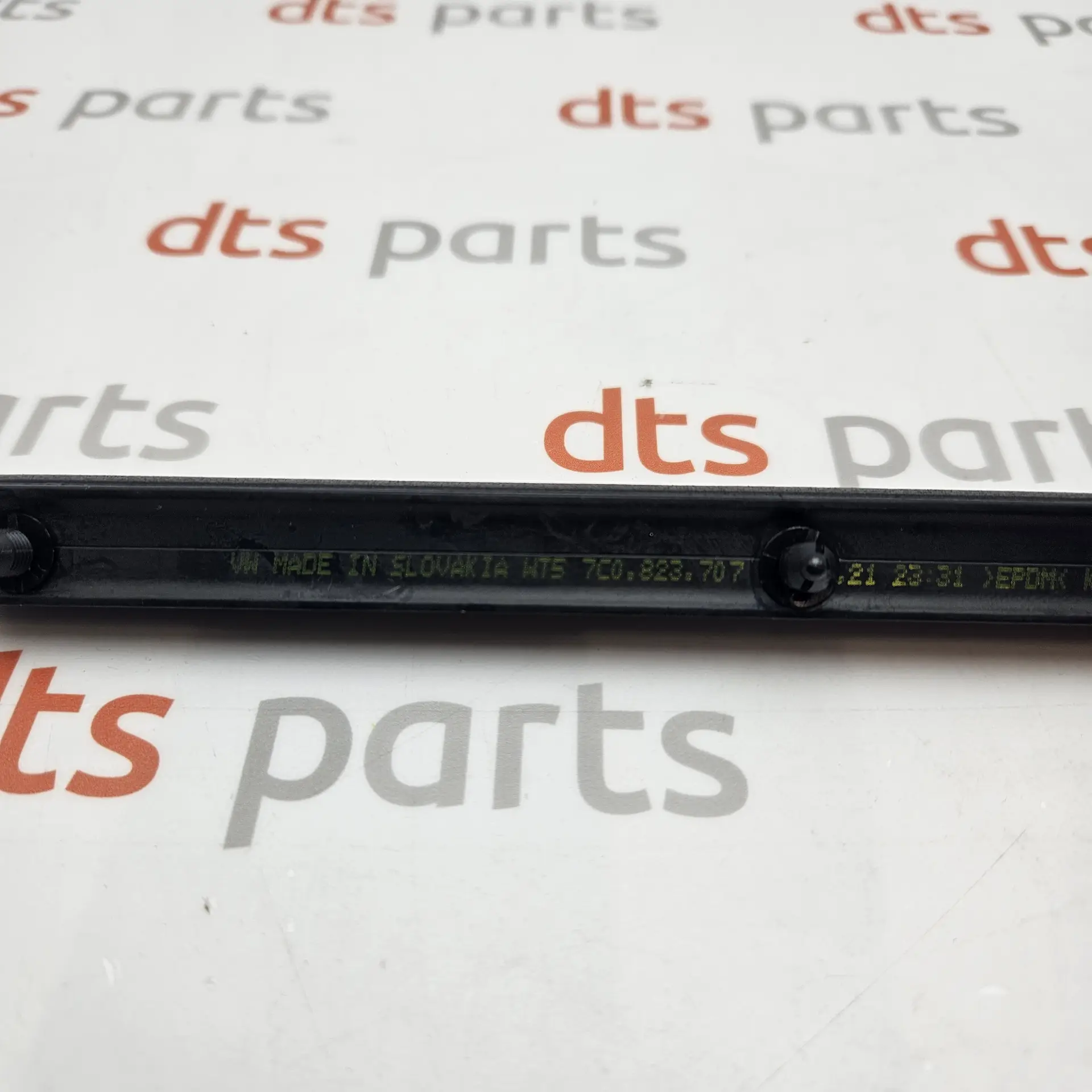 OEM VAG 7C0823707 – Bonnet hood seal