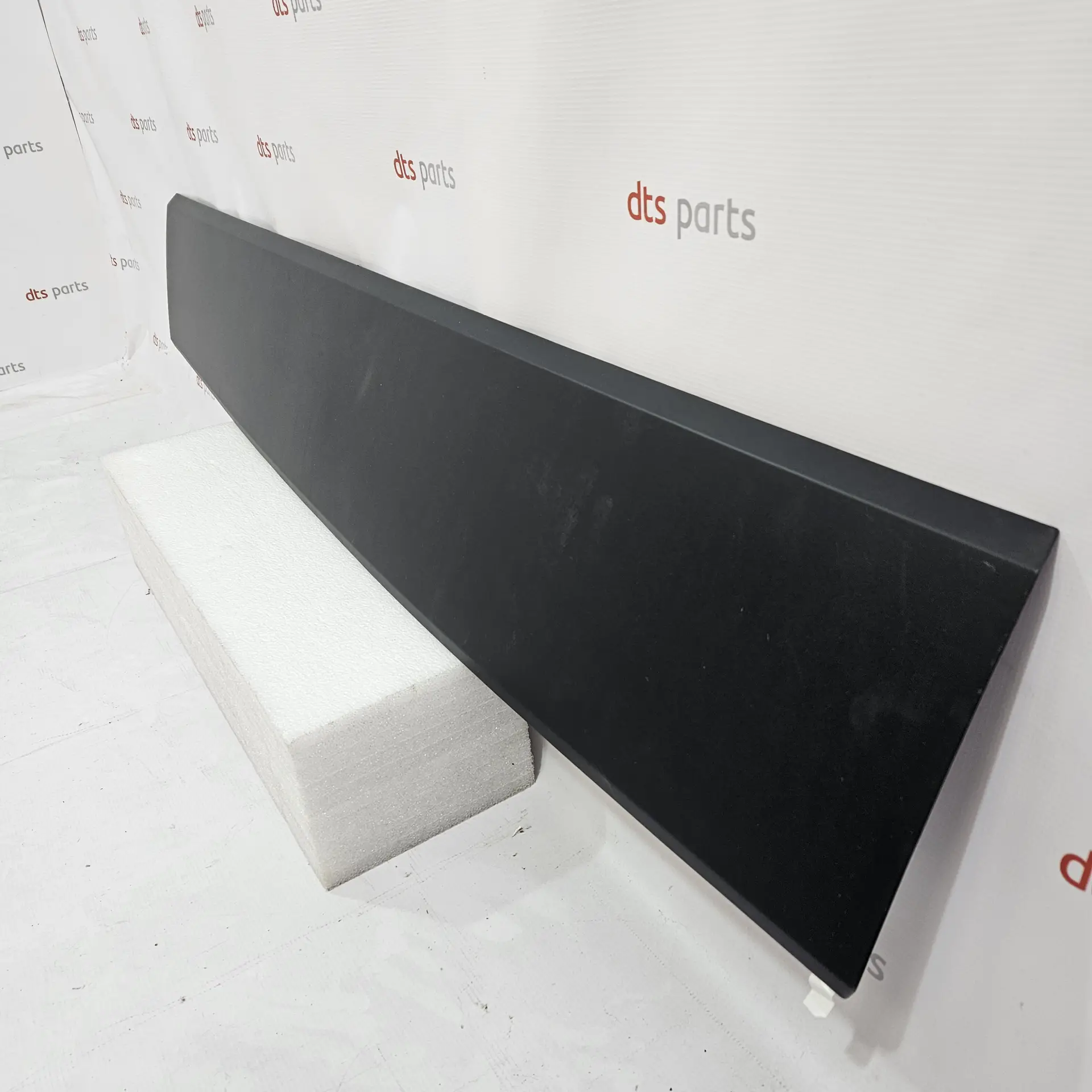 OEM Volkswagen 7C0853518C9B9 – Protective strip satin black