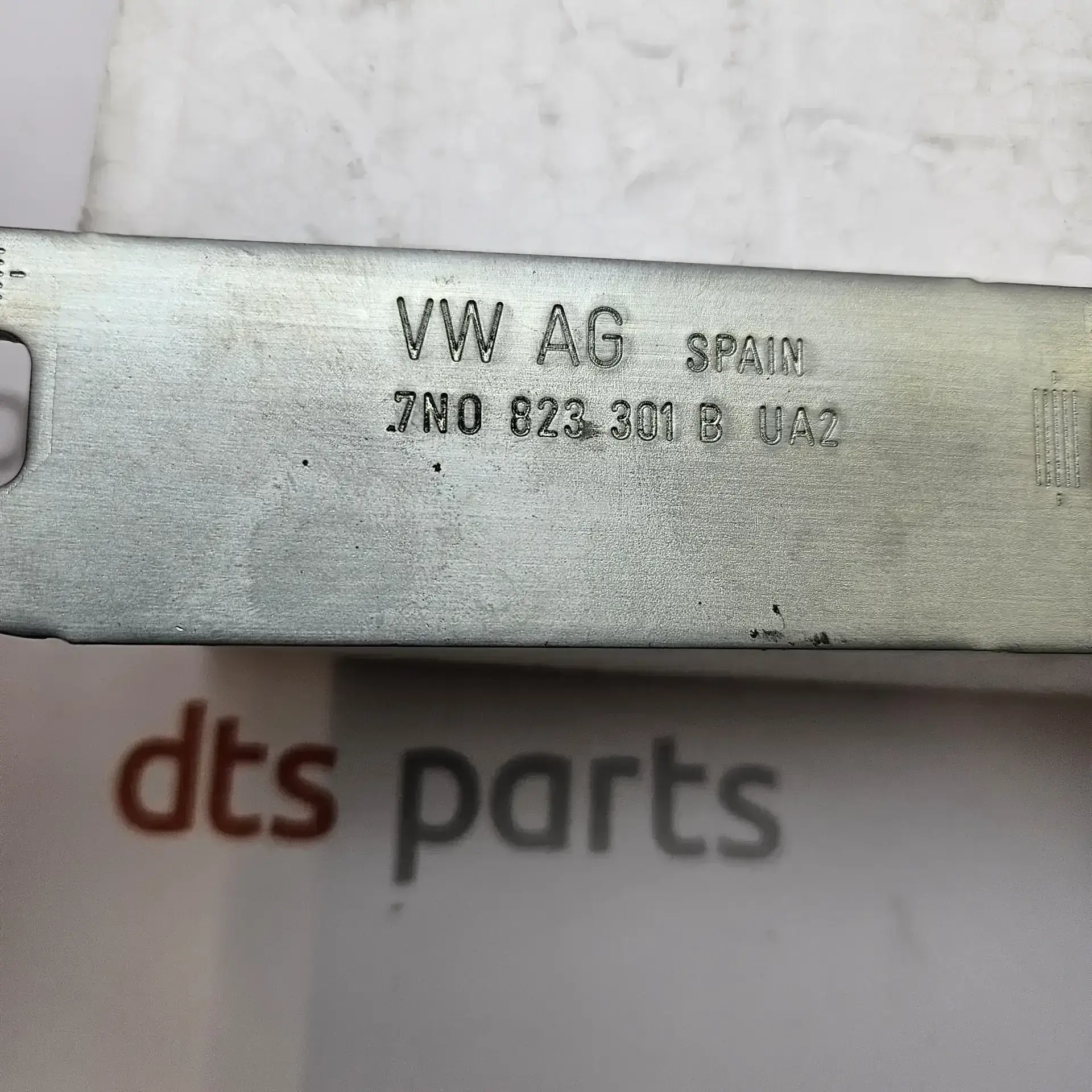 OEM VAG 7N0823301BUA2 – Hinge for Bonnet Hood Left