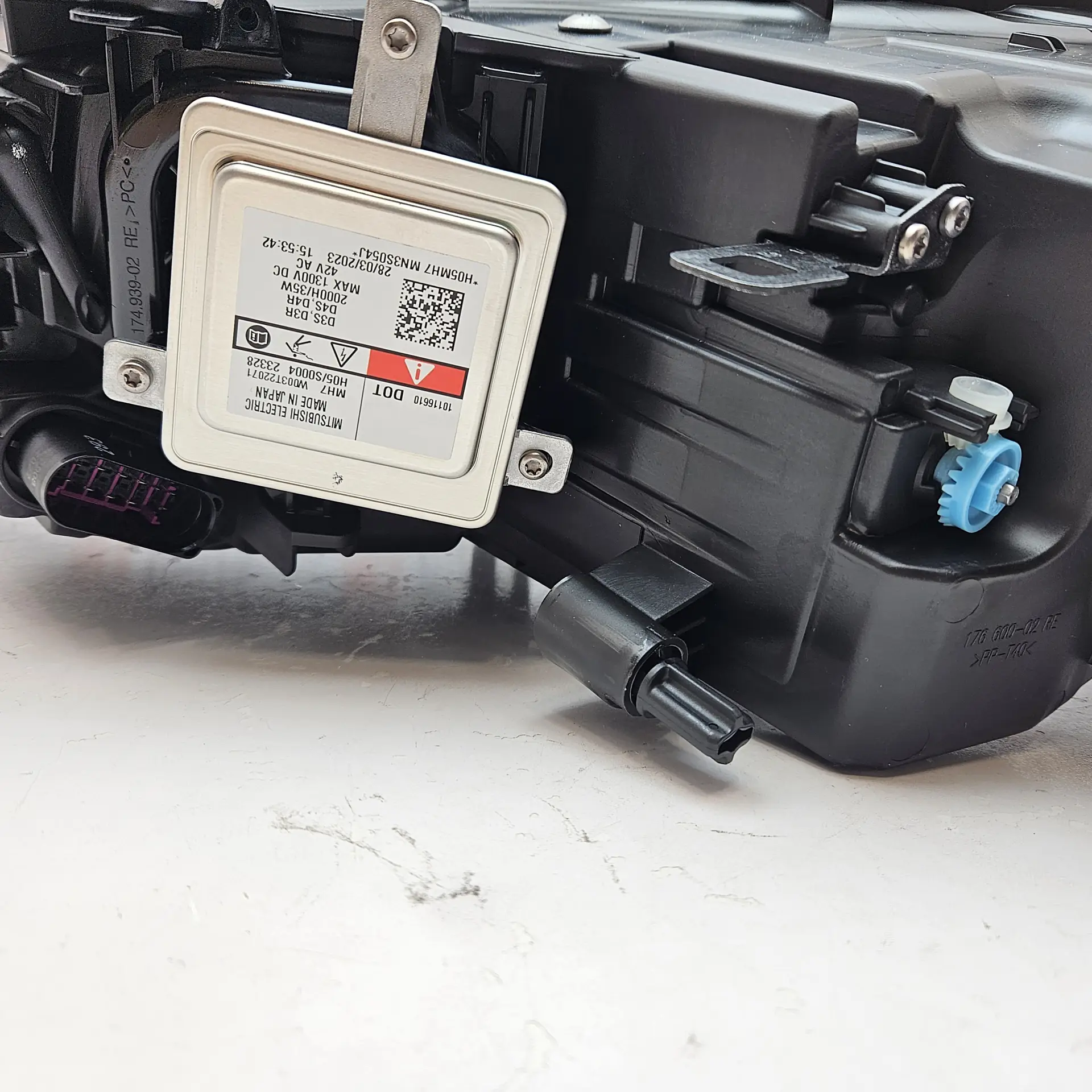 OEM Volkswagen 7P1941752 – Front right headlight