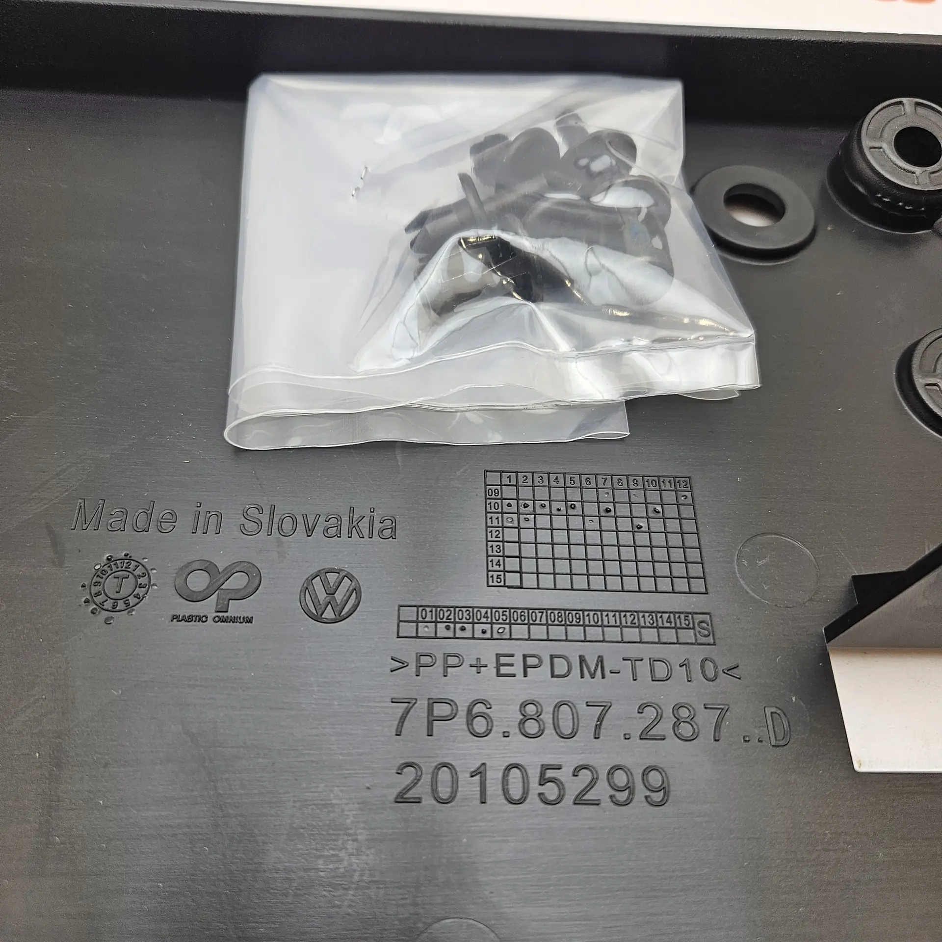 OEM VAG 7P6807285D – Licence plate holder