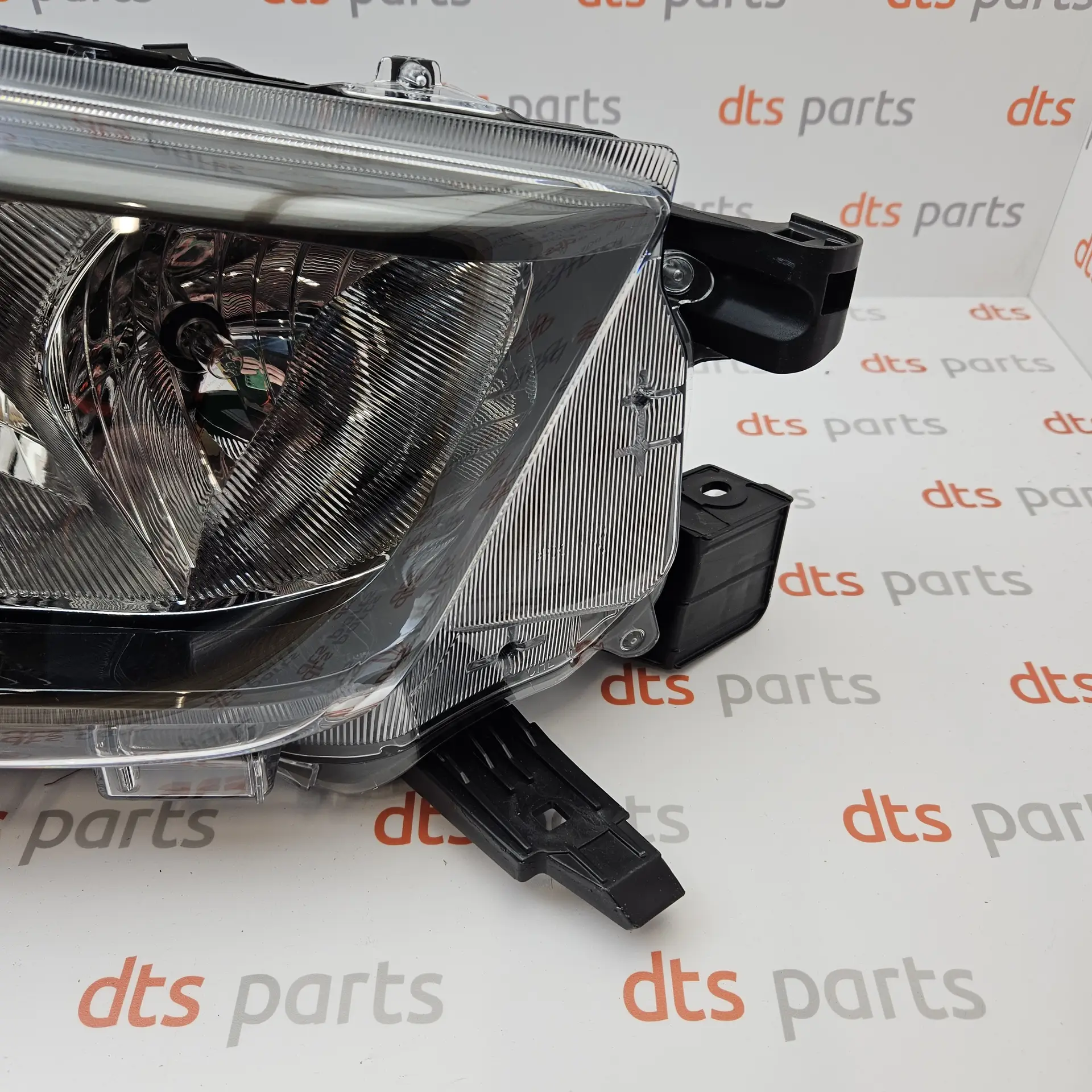 OEM Toyota 811100KK60 – Front right headlight
