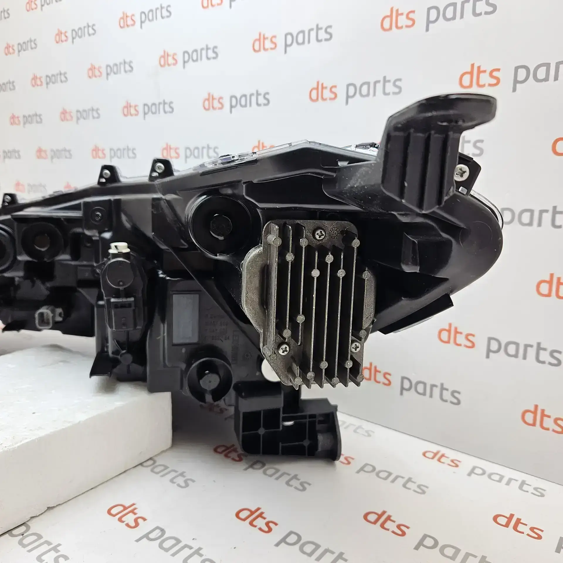 OEM Toyota 8111016840 – Right headlight