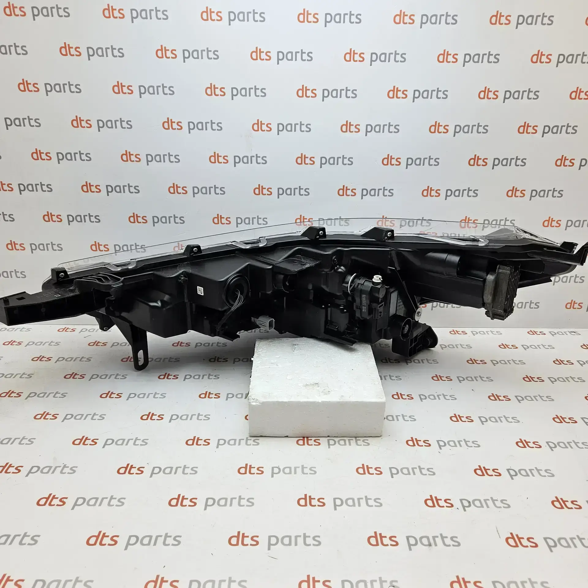 OEM Toyota 8111016840 – Right headlight