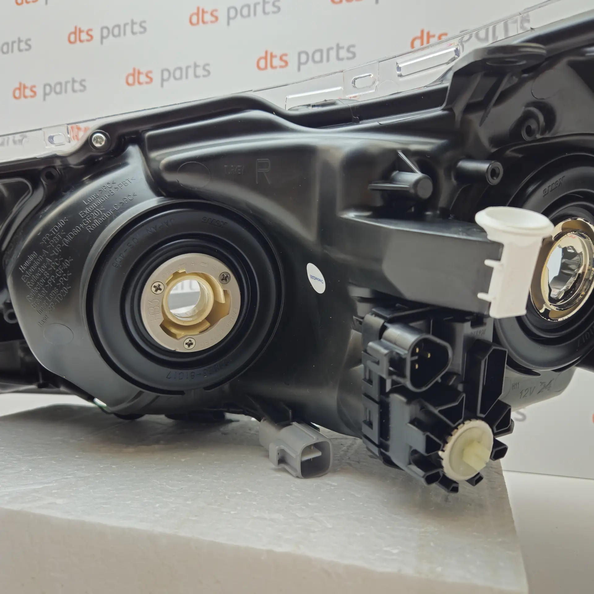 OEM Toyota/Lexus 8113002E71 – Front right headlight