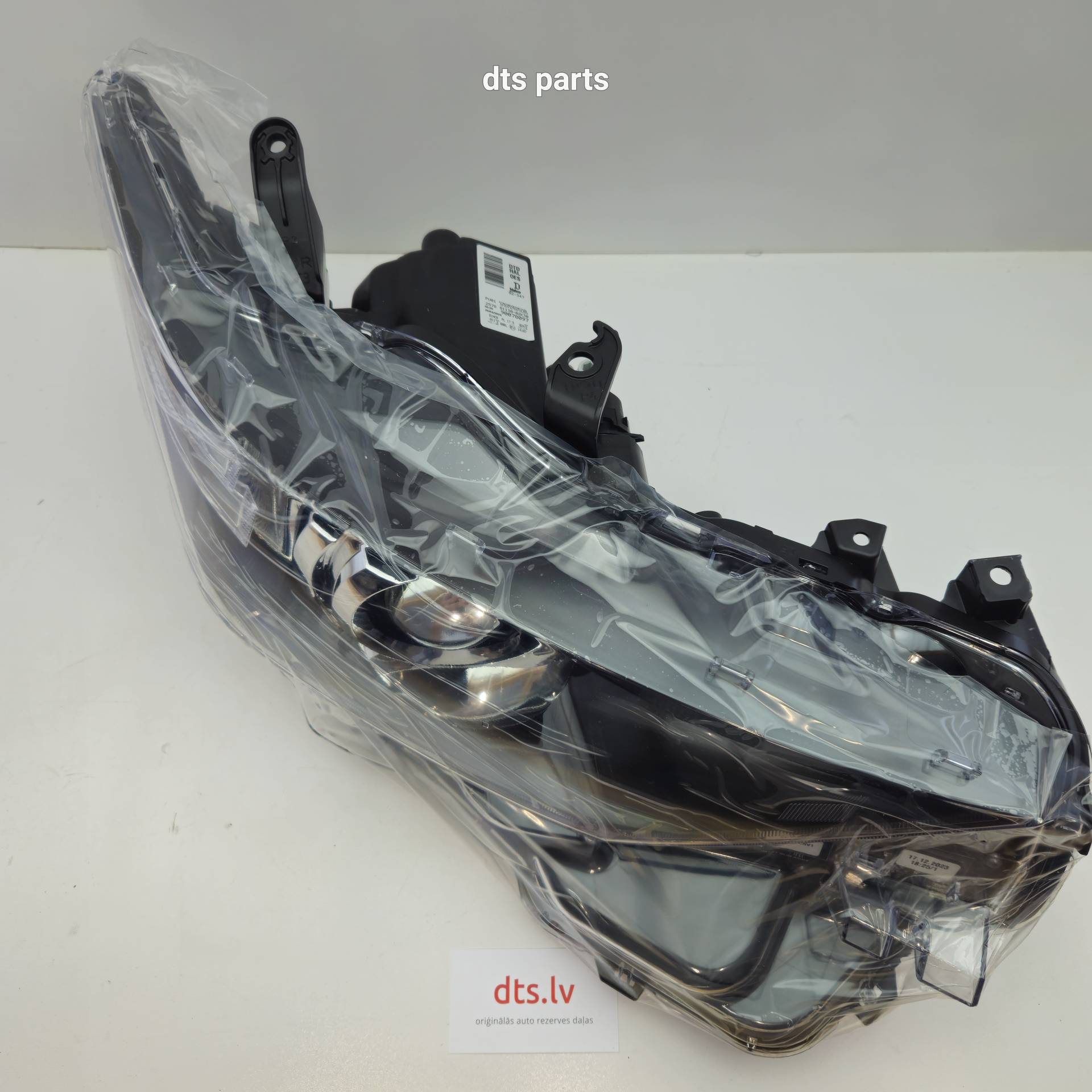 OEM Toyota/Lexus 8113002K30 – Right LED headlight