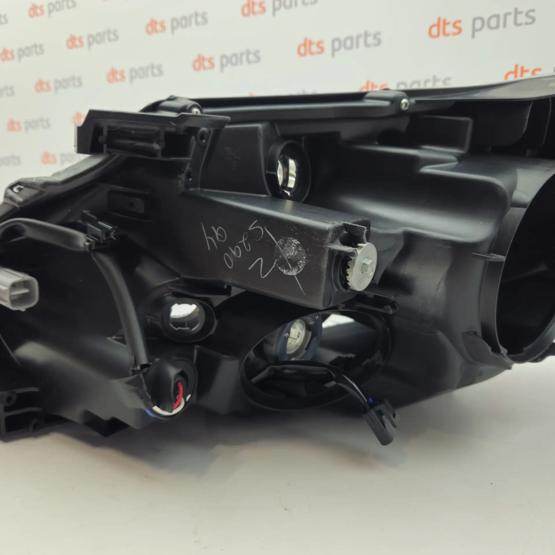 OEM Toyota/Lexus 8113005312 – Front, right headlight