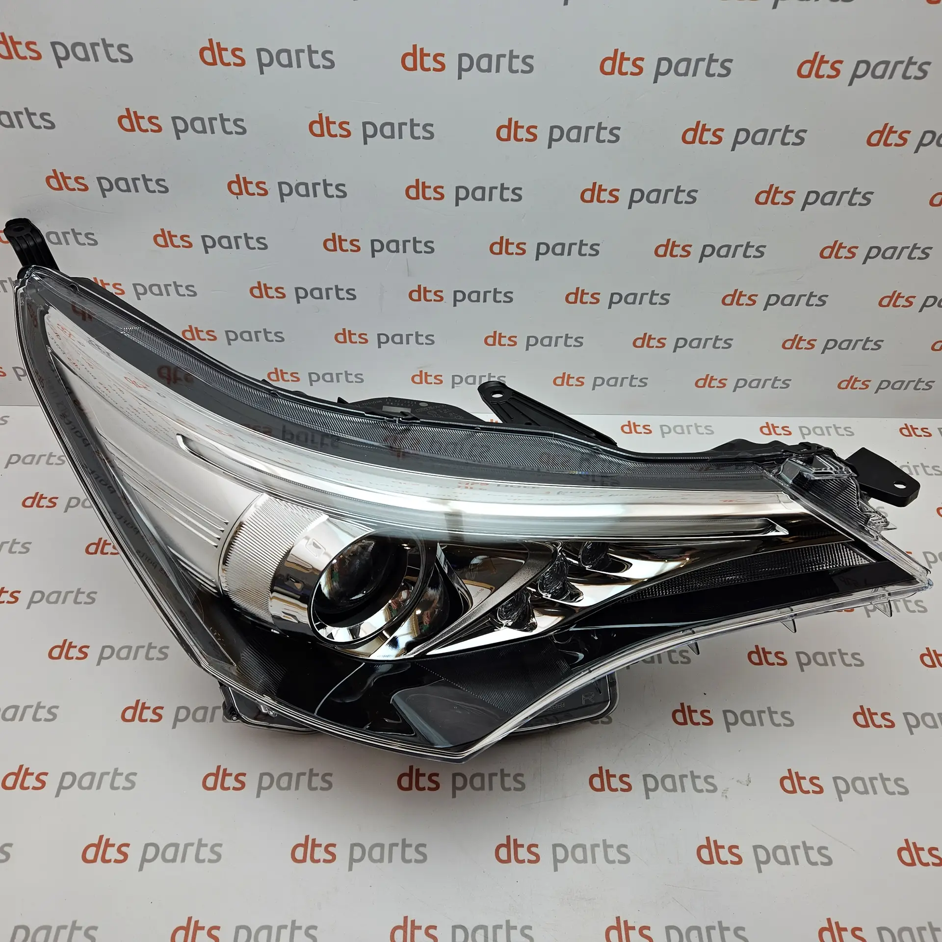 OEM Toyota 8113005380 – Front right LED headlight