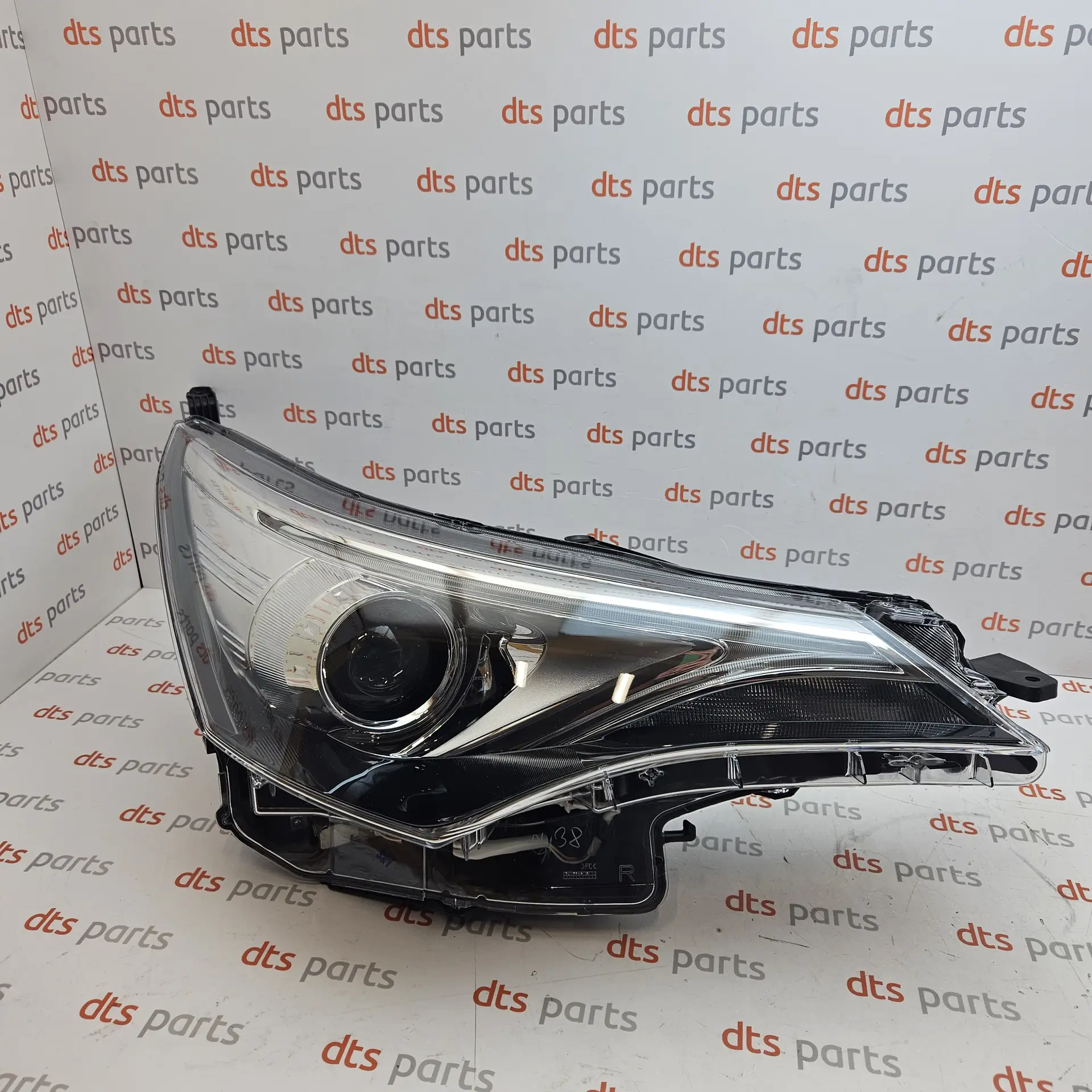 OEM Toyota 8113005420 – Front main headlight assembly right-hand side