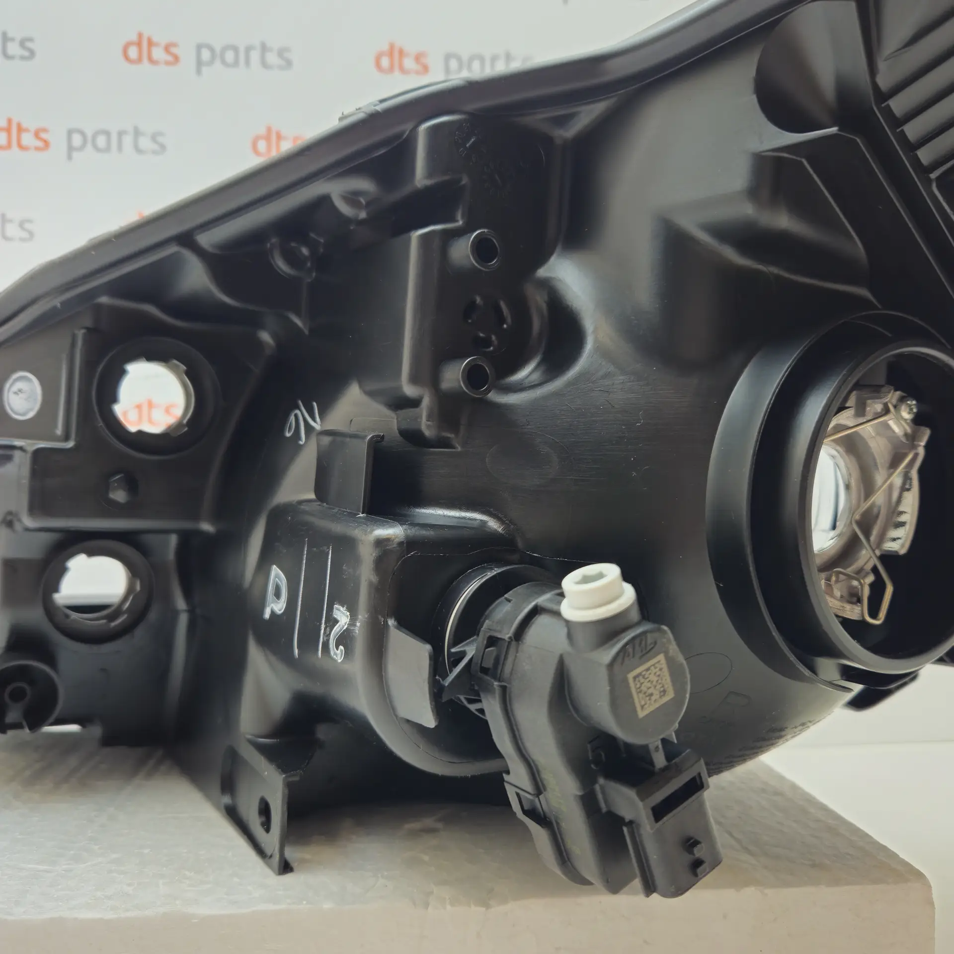 OEM Toyota/Lexus 811300DJ70 – Front right headlight